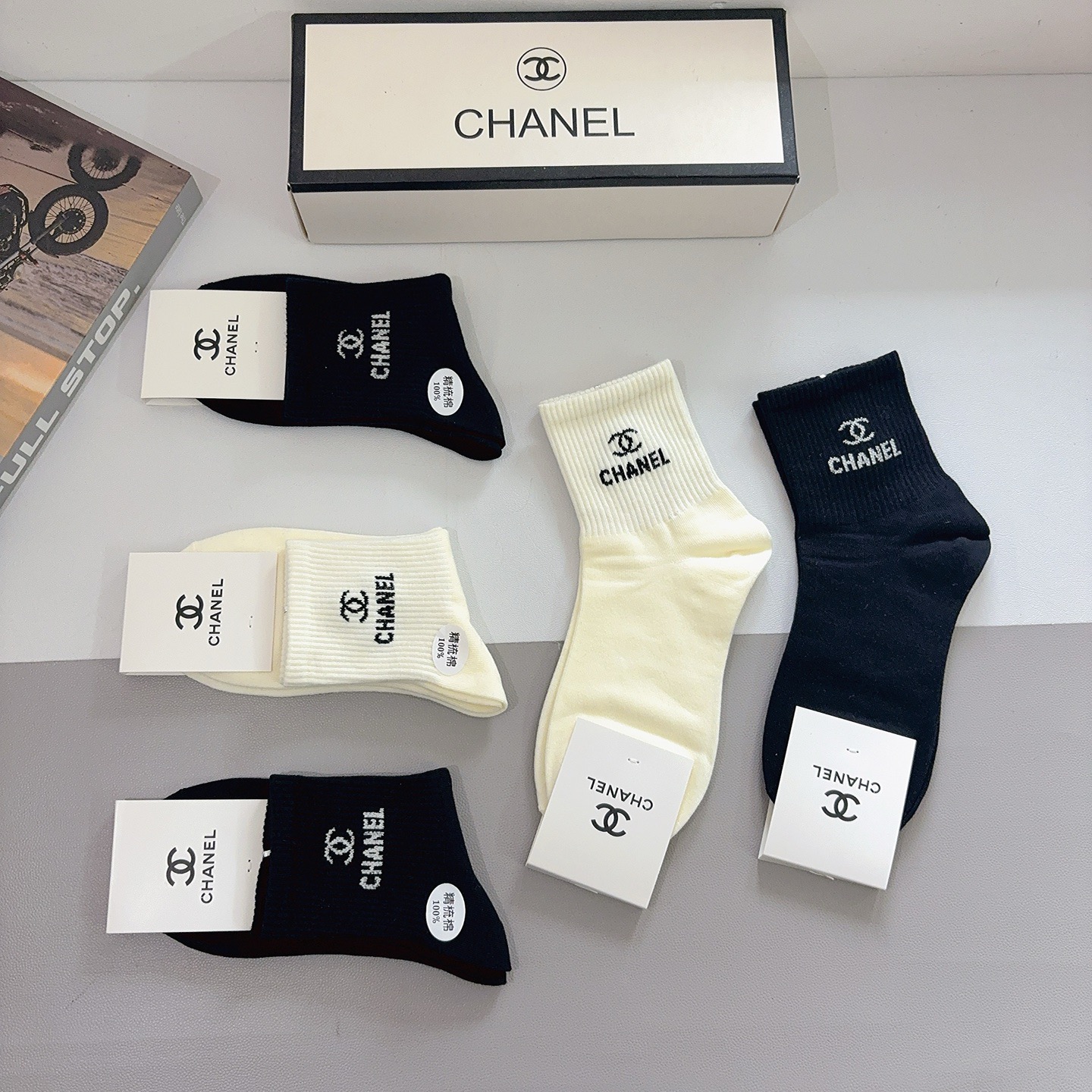 配包装（一盒5双）CHANEL 香奈儿经典中筒袜子❗️纯棉材质、经典双C图案logo，专柜同步袜子❗️大