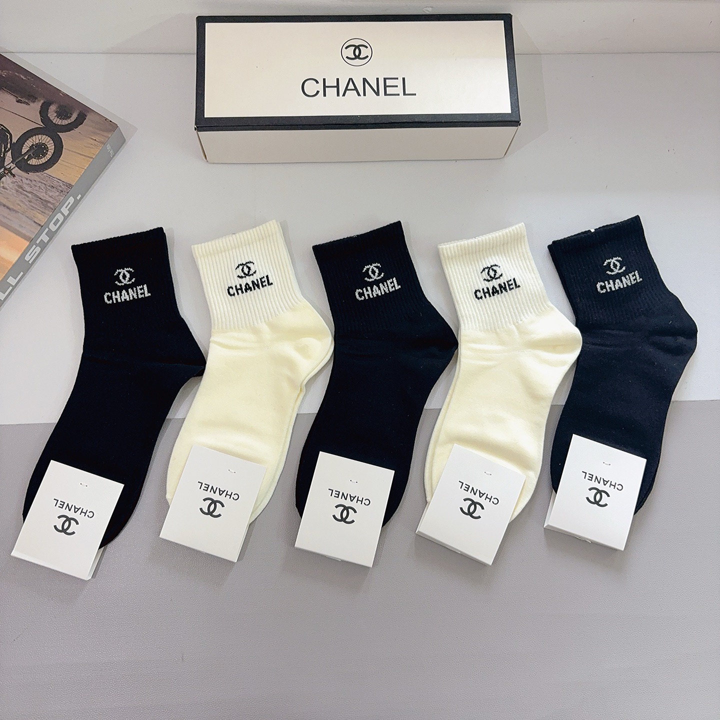 配包装（一盒5双）CHANEL 香奈儿经典中筒袜子❗️纯棉材质、经典双C图案logo，专柜同步袜子❗️大