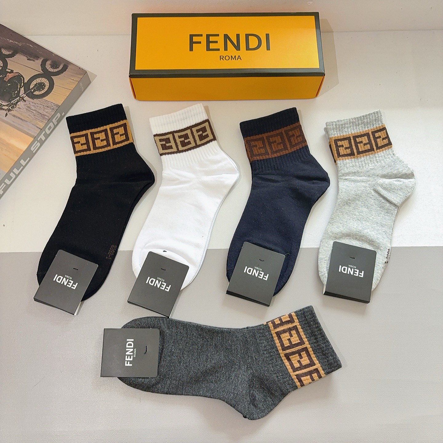 配包装（一盒5双） FENDI 芬迪 新款中筒男款袜子，纯棉面料，潮人必备 ，经典双F，个性时尚百搭款，