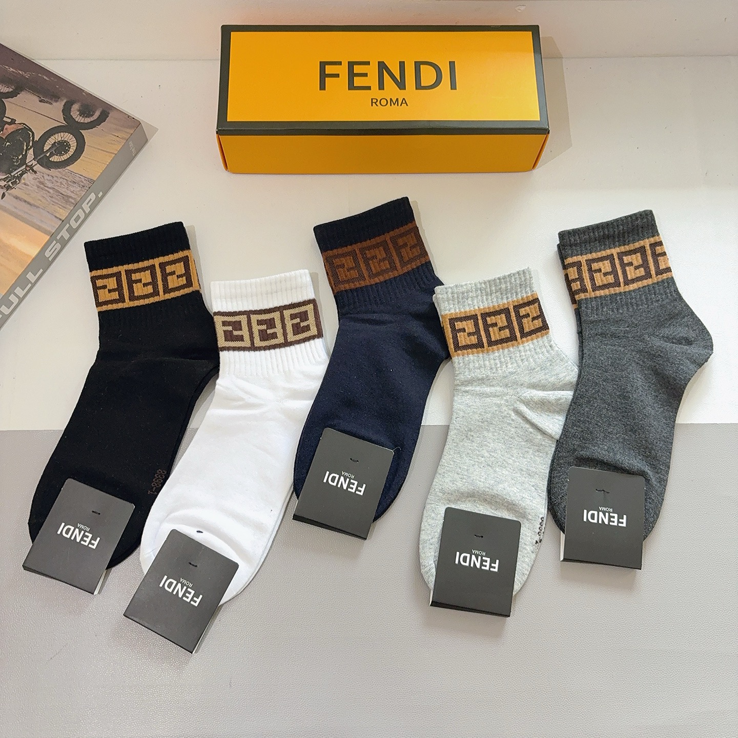 配包装（一盒5双） FENDI 芬迪 新款中筒男款袜子，纯棉面料，潮人必备 ，经典双F，个性时尚百搭款，