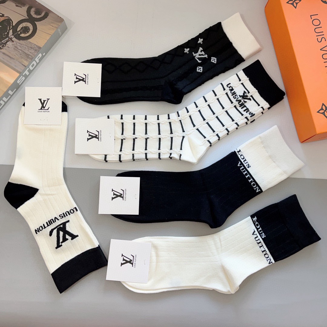 配包装（一盒5双） 🌟 LV 路易威登 超火爆小单品，竹棉面料，潮人必备 爆款，经典字母logo中筒袜，