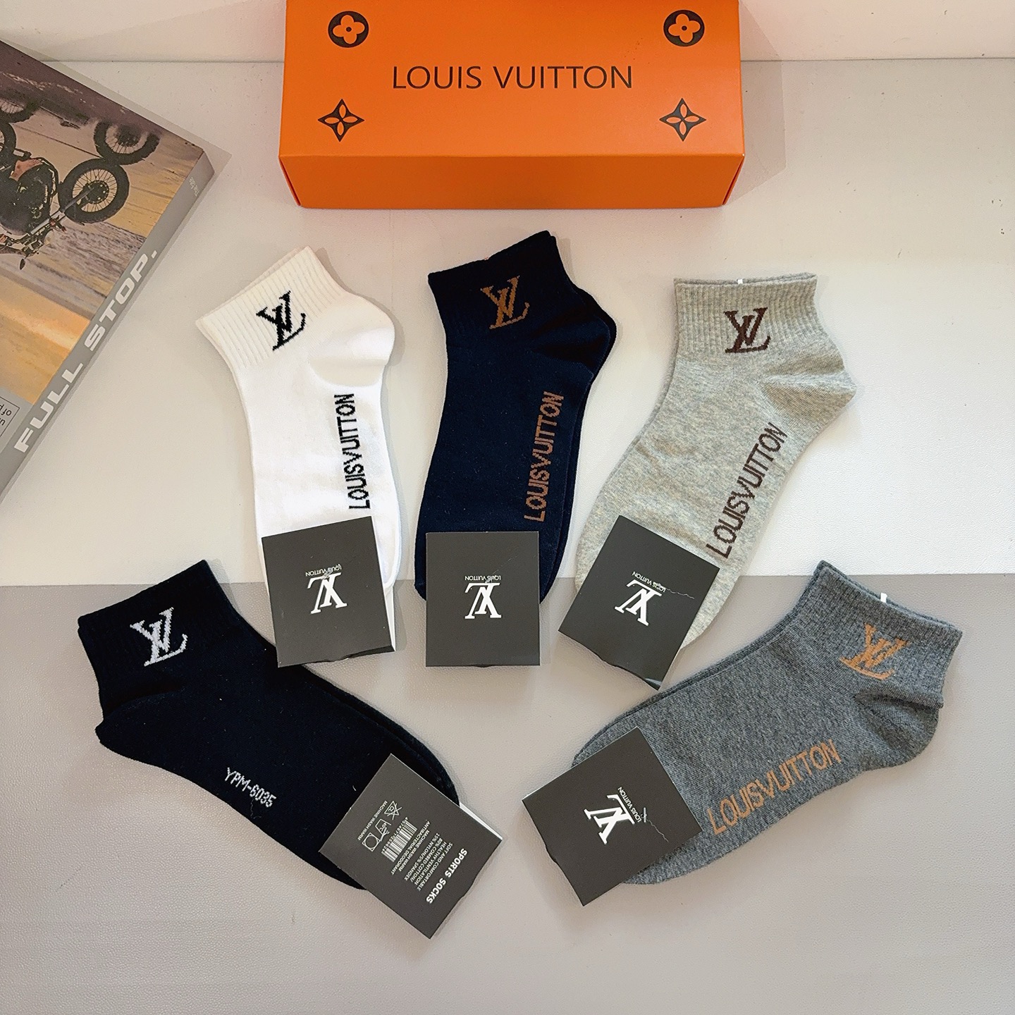 配包装（一盒5双） 🌟 LV 路易威登 超火爆小单品，纯棉面料，潮人必备 爆款，经典字母logo短筒袜，