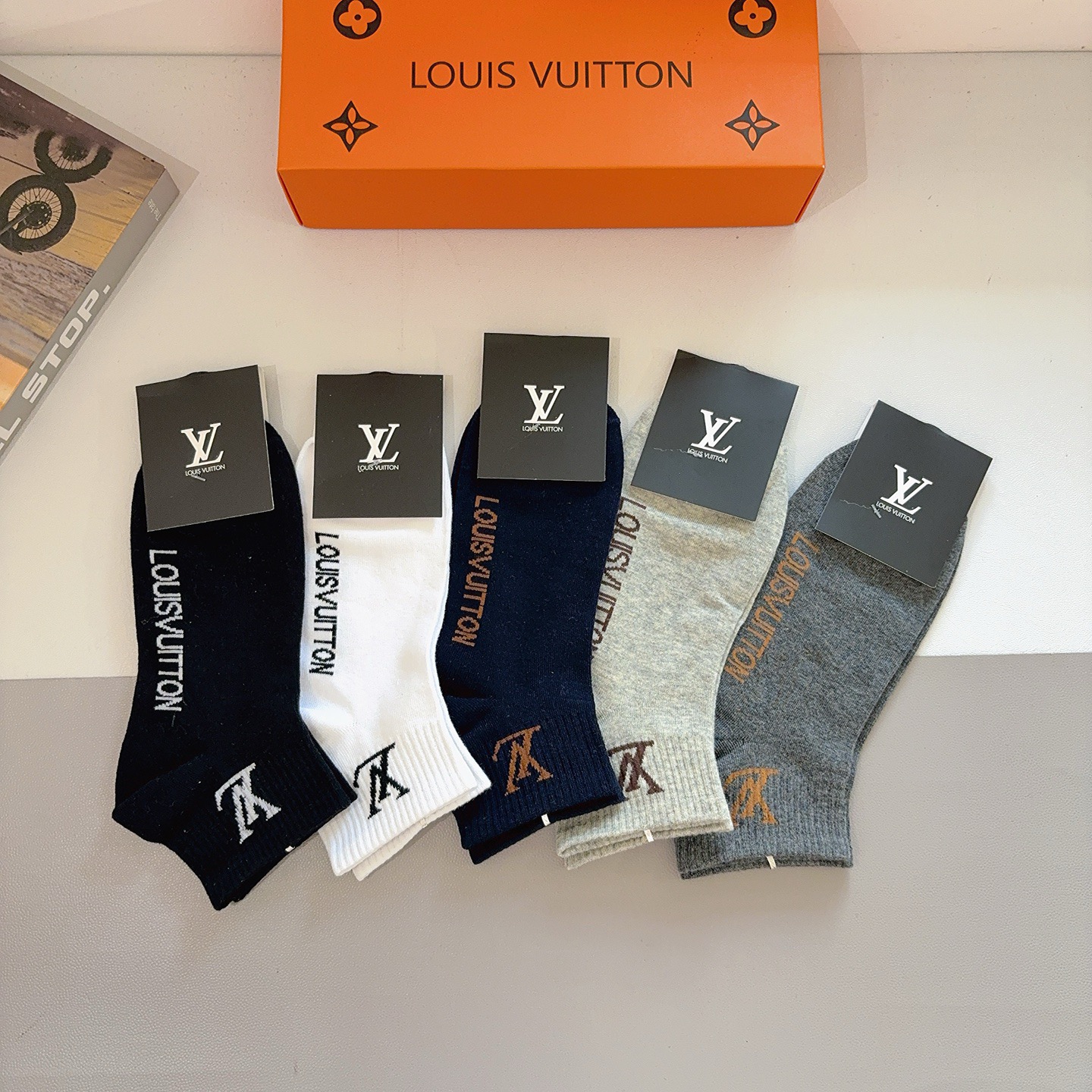 配包装（一盒5双） 🌟 LV 路易威登 超火爆小单品，纯棉面料，潮人必备 爆款，经典字母logo短筒袜，