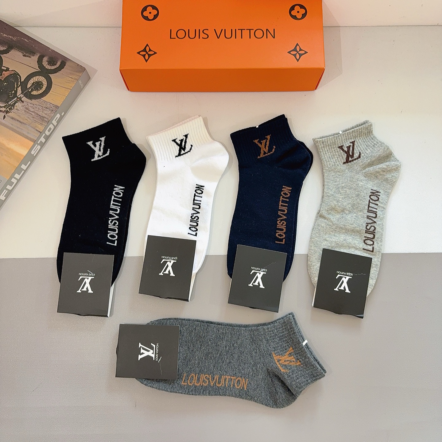 配包装（一盒5双） 🌟 LV 路易威登 超火爆小单品，纯棉面料，潮人必备 爆款，经典字母logo短筒袜，