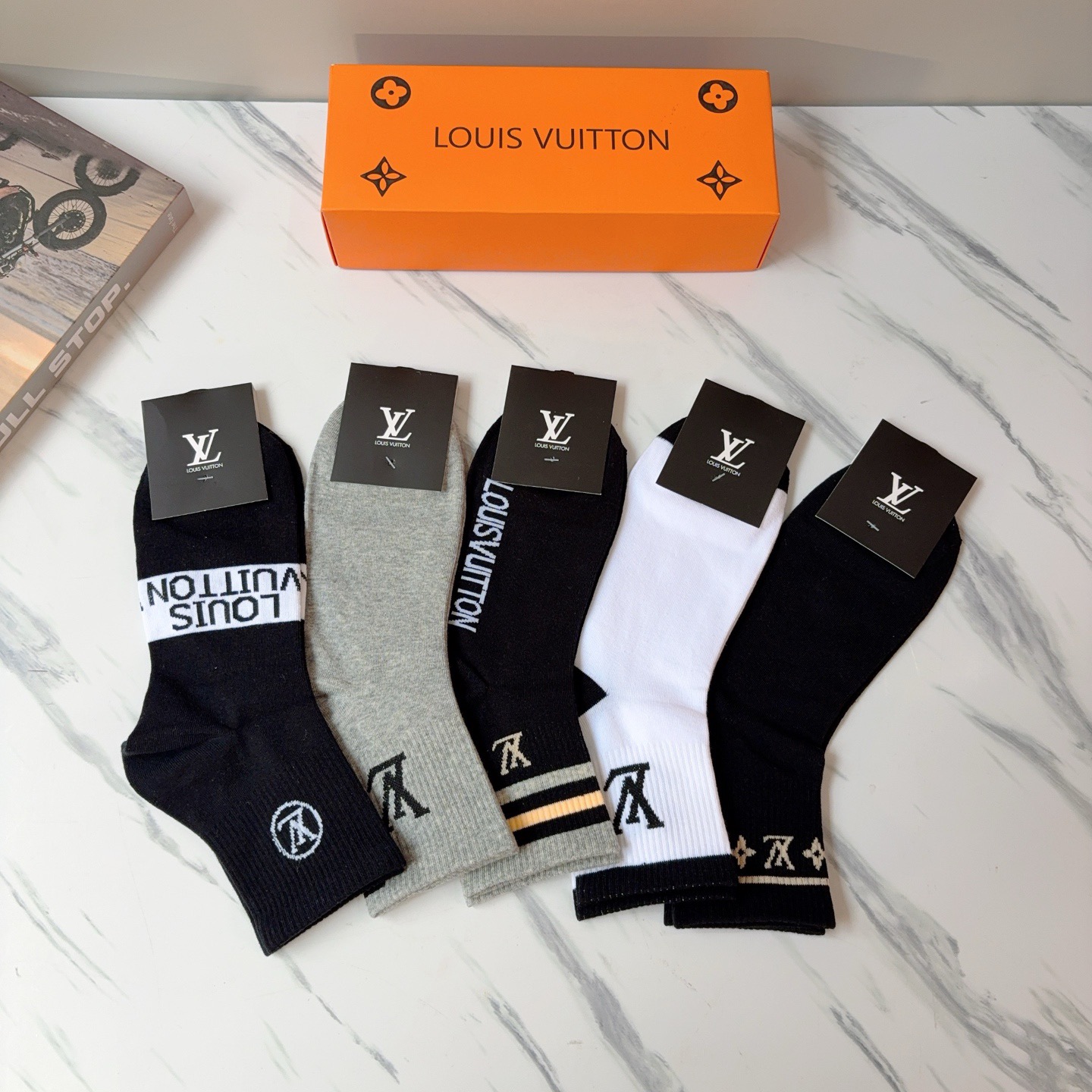 配包装（一盒5双） LV 路易威登 超火爆男款中筒袜子、纯棉面料，潮人必备款，个性时尚百搭款，！你值得拥