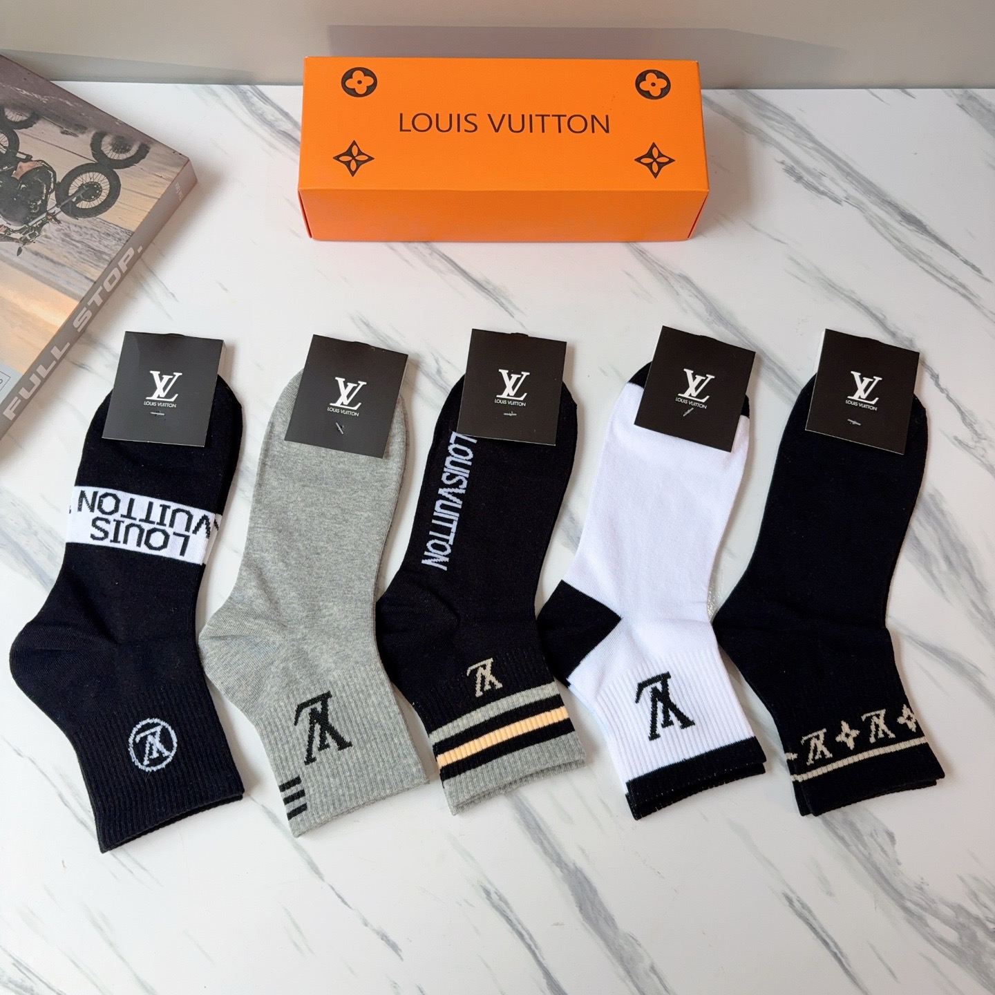 配包装（一盒5双） LV 路易威登 超火爆男款中筒袜子、纯棉面料，潮人必备款，个性时尚百搭款，！你值得拥