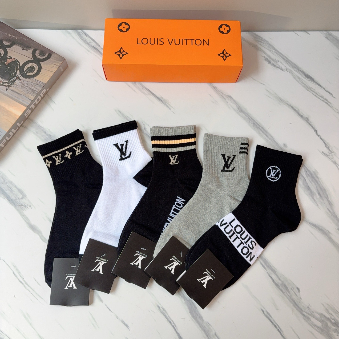 配包装（一盒5双） LV 路易威登 超火爆男款中筒袜子、纯棉面料，潮人必备款，个性时尚百搭款，！你值得拥