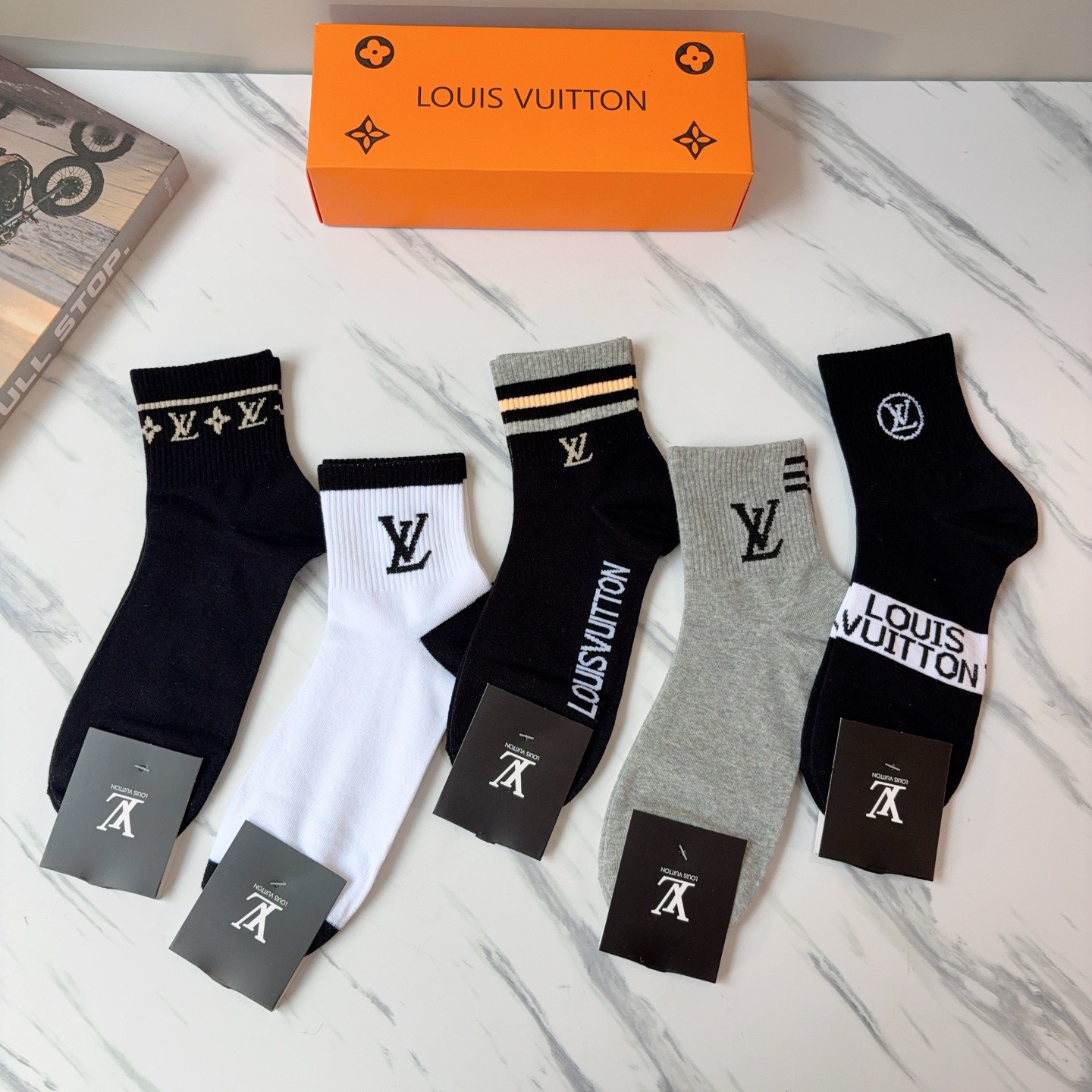 配包装（一盒5双） LV 路易威登 超火爆男款中筒袜子、纯棉面料，潮人必备款，个性时尚百搭款，！你值得拥