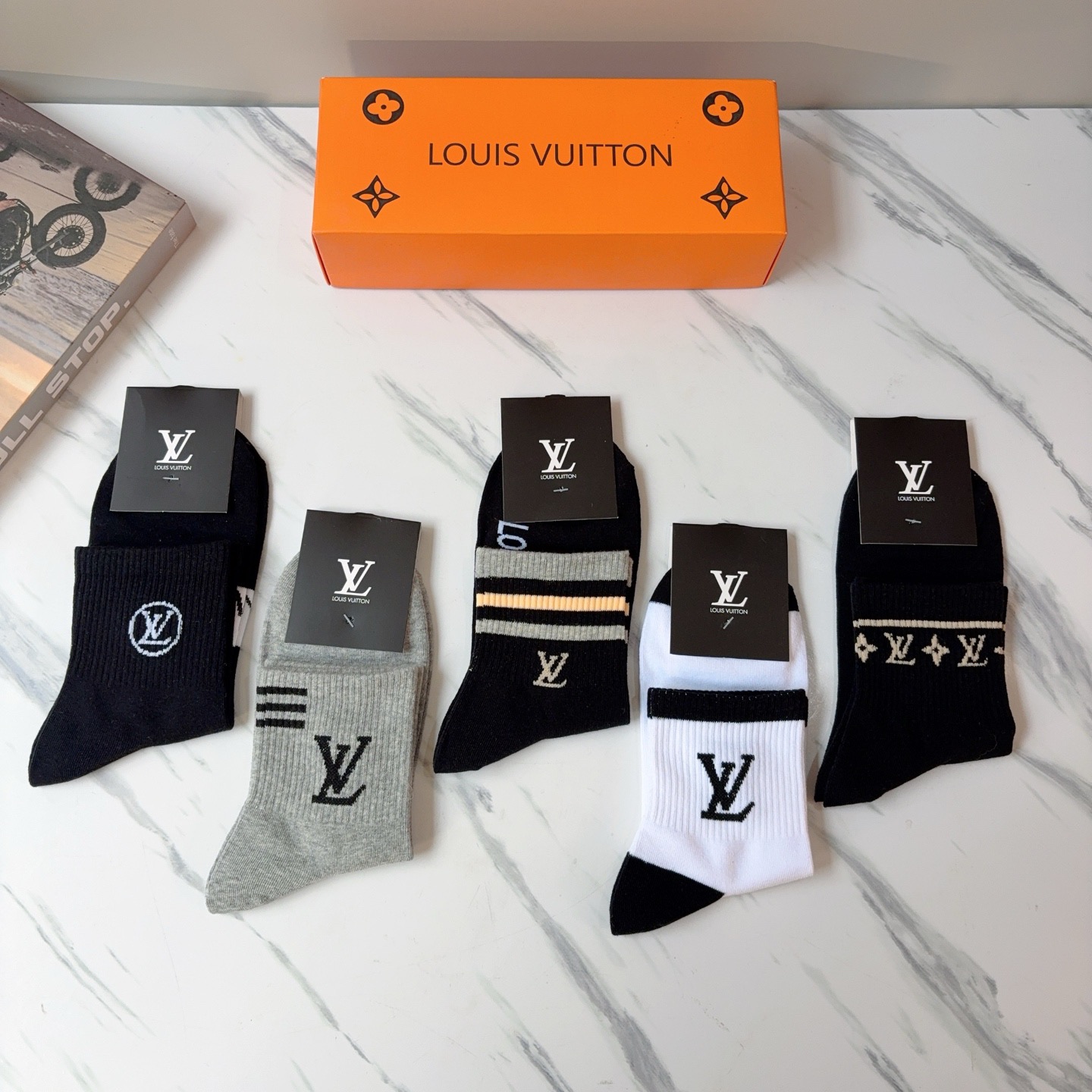 配包装（一盒5双） LV 路易威登 超火爆男款中筒袜子、纯棉面料，潮人必备款，个性时尚百搭款，！你值得拥