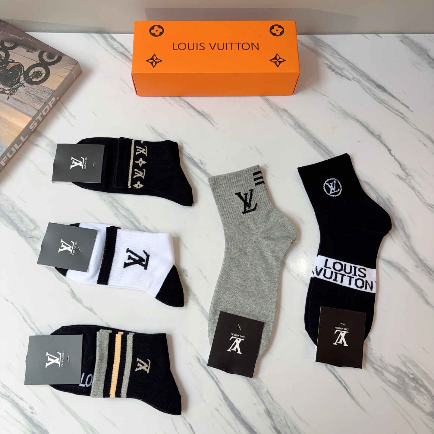 配包装（一盒5双） LV 路易威登 超火爆男款中筒袜子、纯棉面料，潮人必备款，个性时尚百搭款，！你值得拥