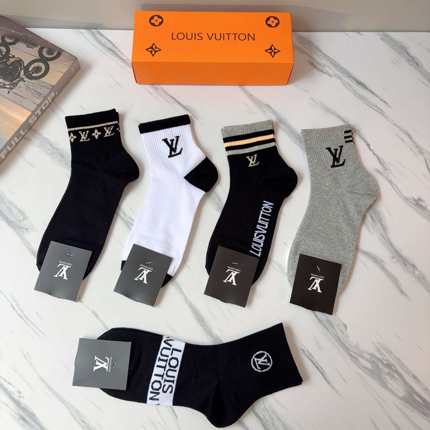 配包装（一盒5双） LV 路易威登 超火爆男款中筒袜子、纯棉面料，潮人必备款，个性时尚百搭款，！你值得拥