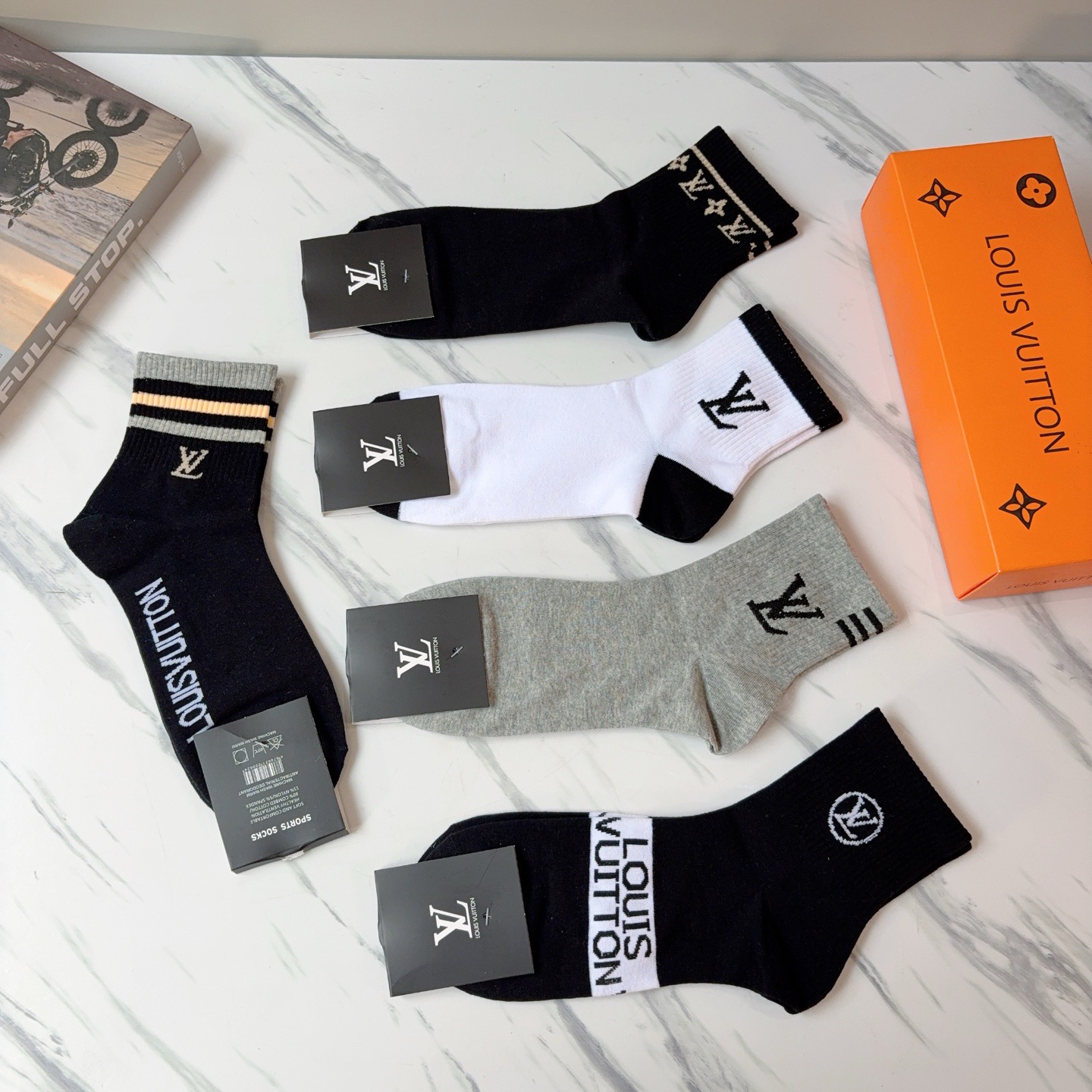 配包装（一盒5双） LV 路易威登 超火爆男款中筒袜子、纯棉面料，潮人必备款，个性时尚百搭款，！你值得拥