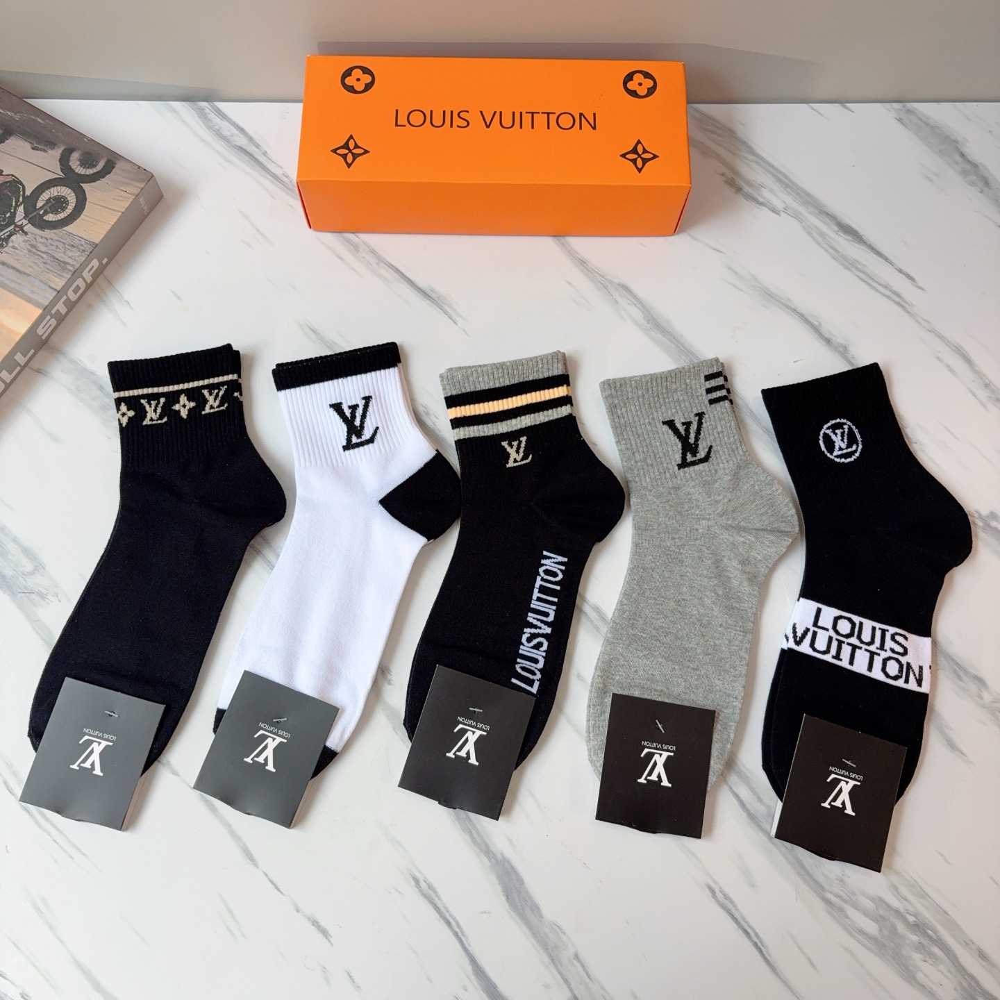 配包装（一盒5双） LV 路易威登 超火爆男款中筒袜子、纯棉面料，潮人必备款，个性时尚百搭款，！你值得拥
