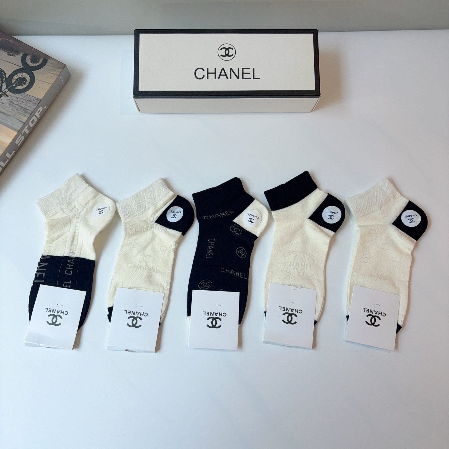 配包装（一盒5双） 🌟 CHANEL （香奈儿） 竹棉材质袜子 潮人必备爆款，经典字母logo船袜，个性