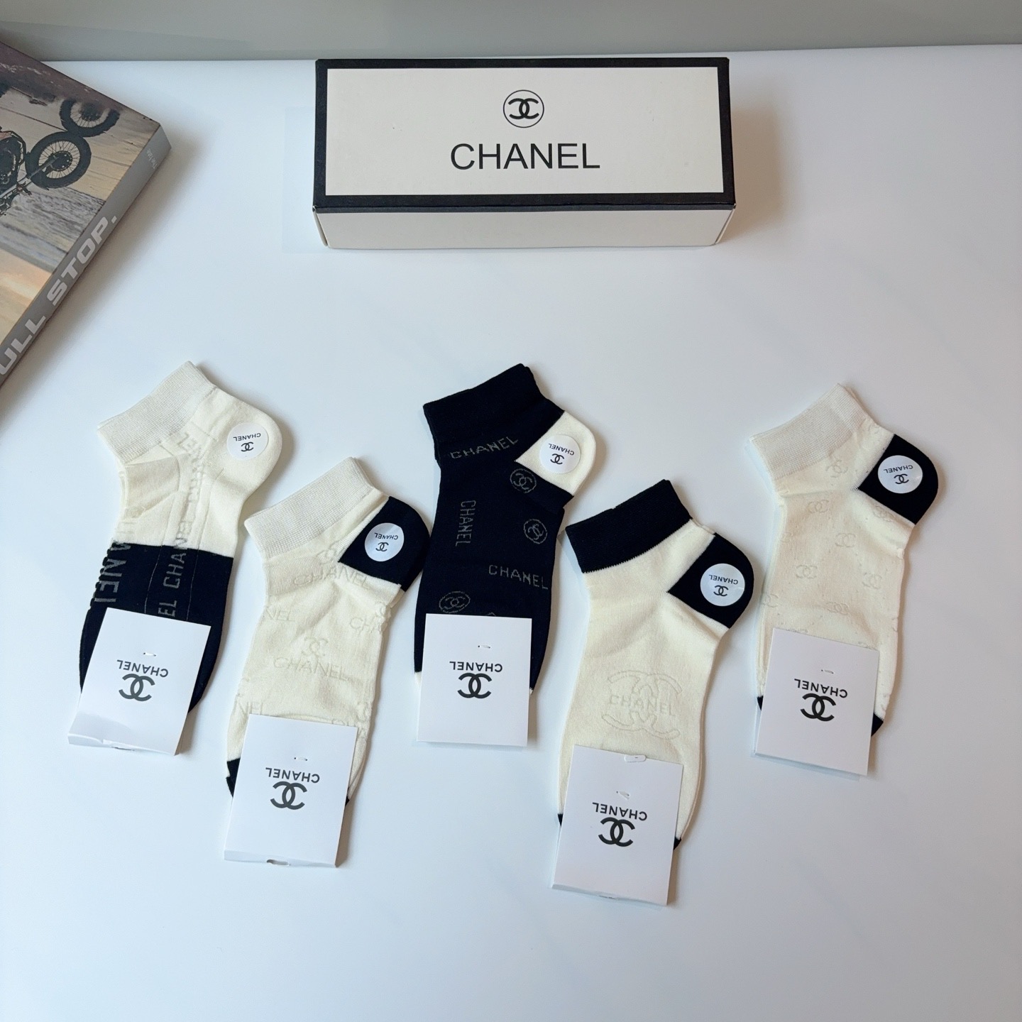 配包装（一盒5双） 🌟 CHANEL （香奈儿） 竹棉材质袜子 潮人必备爆款，经典字母logo船袜，个性