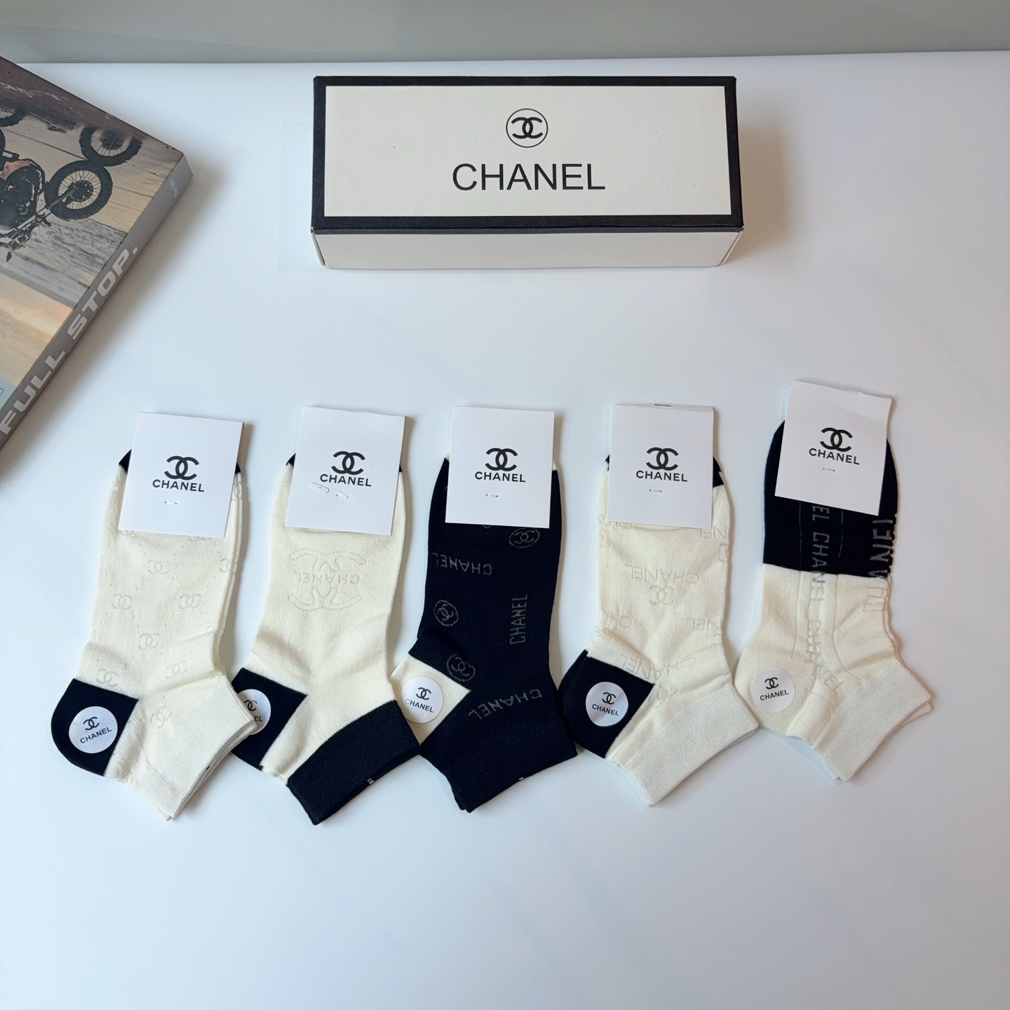 配包装（一盒5双） 🌟 CHANEL （香奈儿） 竹棉材质袜子 潮人必备爆款，经典字母logo船袜，个性