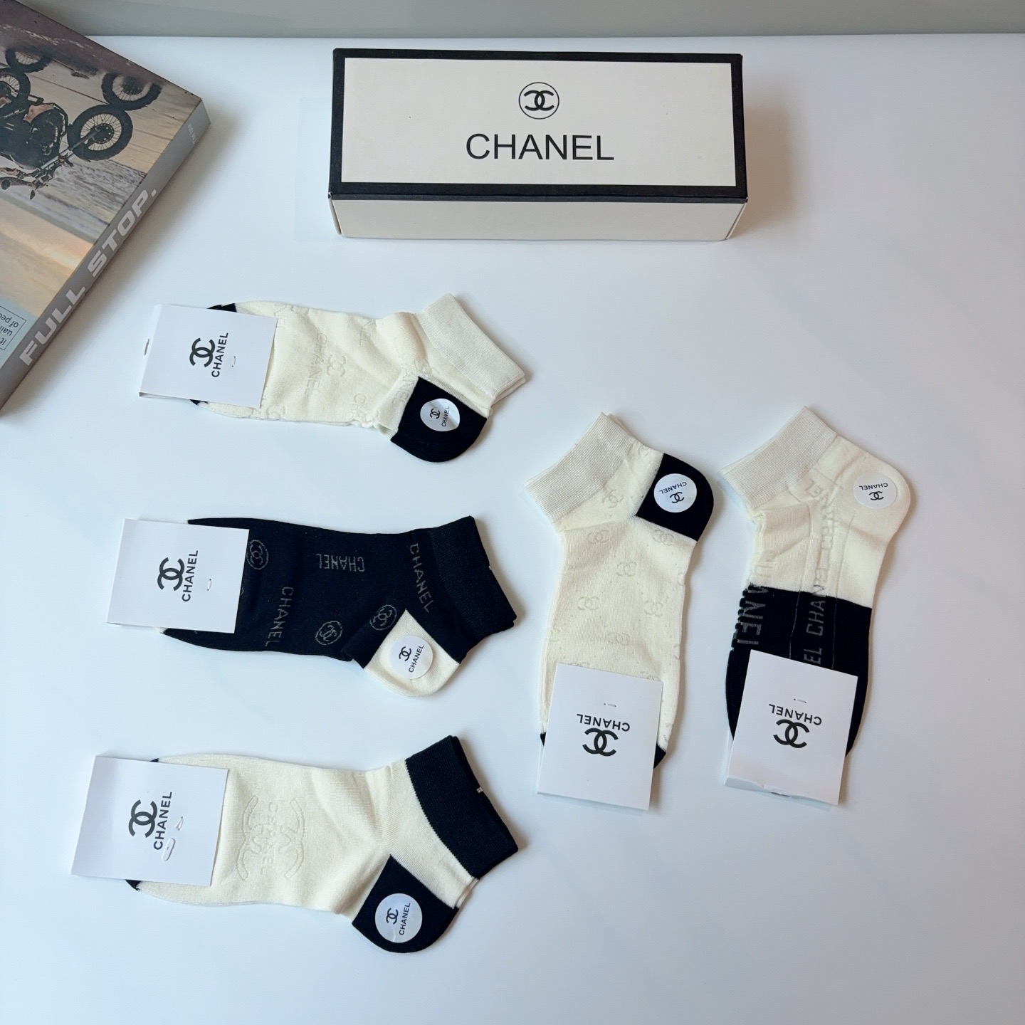 配包装（一盒5双） 🌟 CHANEL （香奈儿） 竹棉材质袜子 潮人必备爆款，经典字母logo船袜，个性