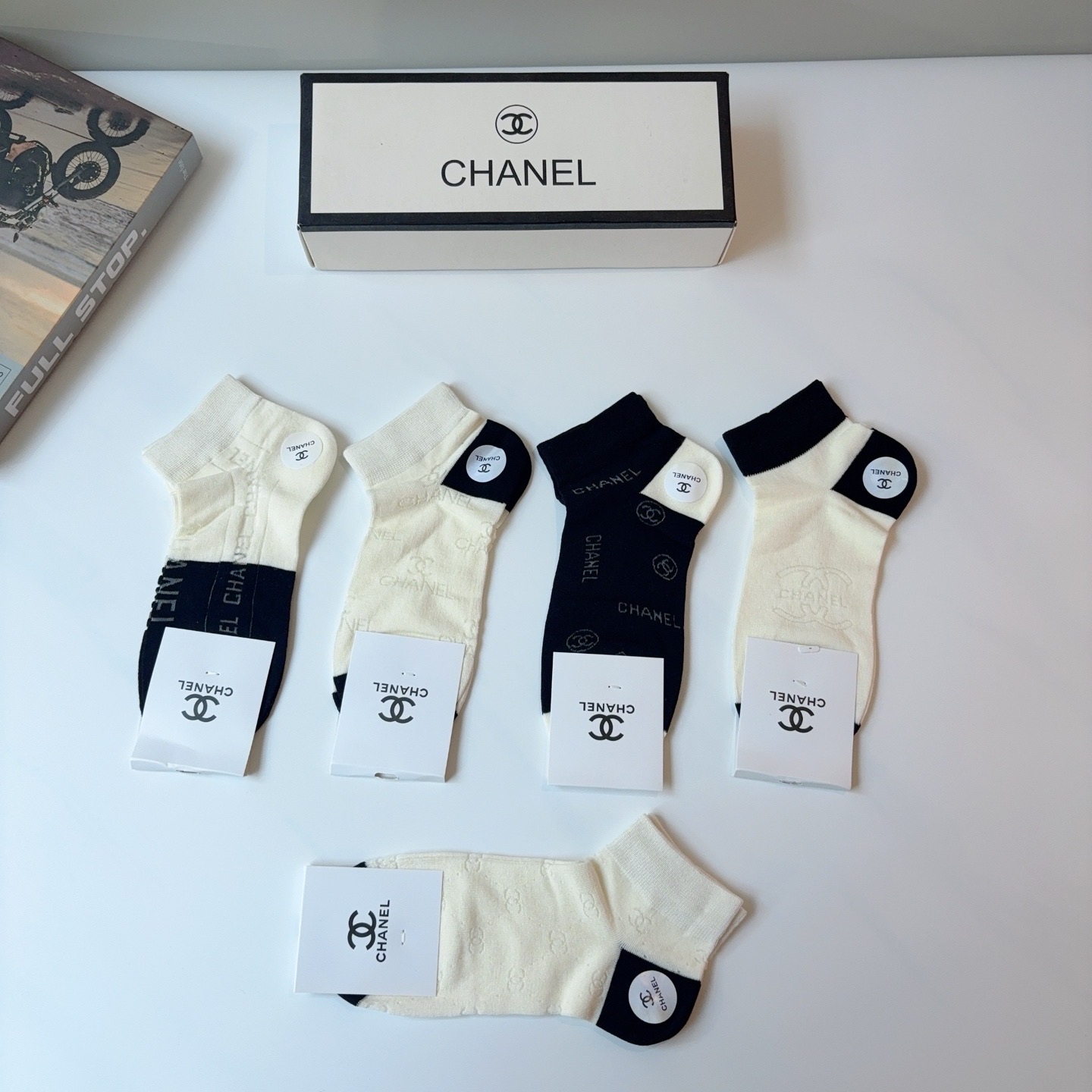 配包装（一盒5双） 🌟 CHANEL （香奈儿） 竹棉材质袜子 潮人必备爆款，经典字母logo船袜，个性