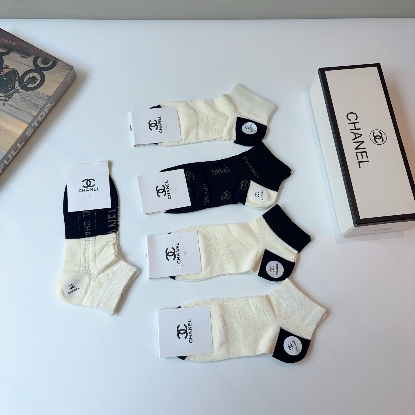 配包装（一盒5双） 🌟 CHANEL （香奈儿） 竹棉材质袜子 潮人必备爆款，经典字母logo船袜，个性