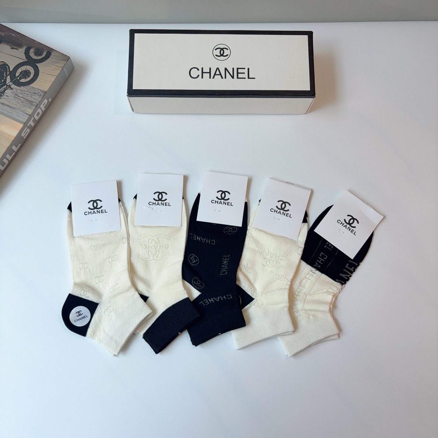 配包装（一盒5双） 🌟 CHANEL （香奈儿） 竹棉材质袜子 潮人必备爆款，经典字母logo船袜，个性