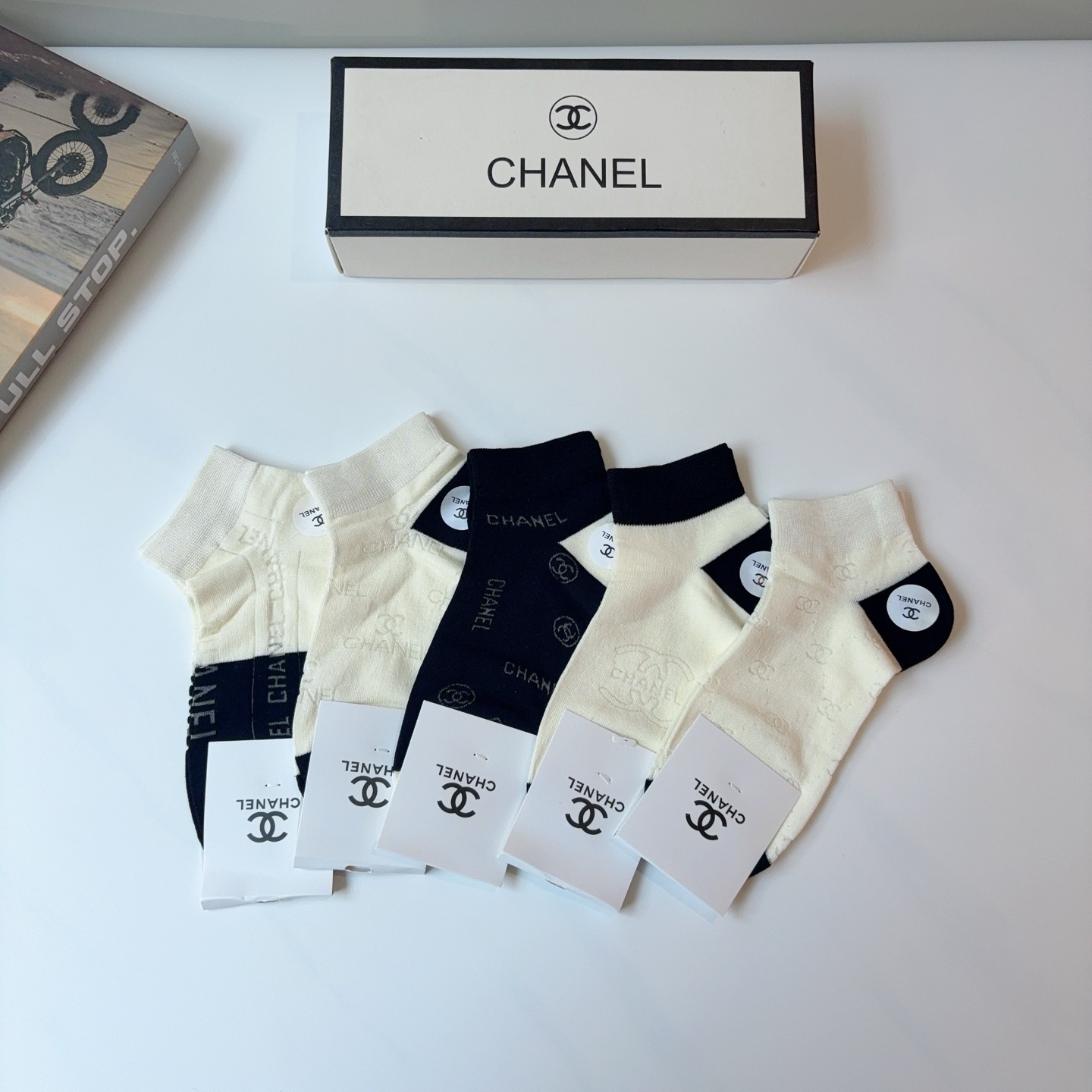 配包装（一盒5双） 🌟 CHANEL （香奈儿） 竹棉材质袜子 潮人必备爆款，经典字母logo船袜，个性