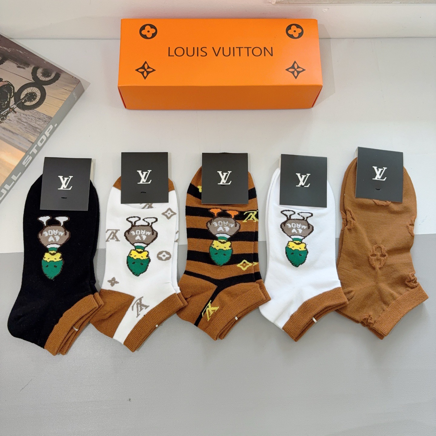 配包装（一盒5双） 🌟 LV 路易威登 新款短筒袜子纯棉面料，经典字母logo船袜，个性时尚百搭款，！你