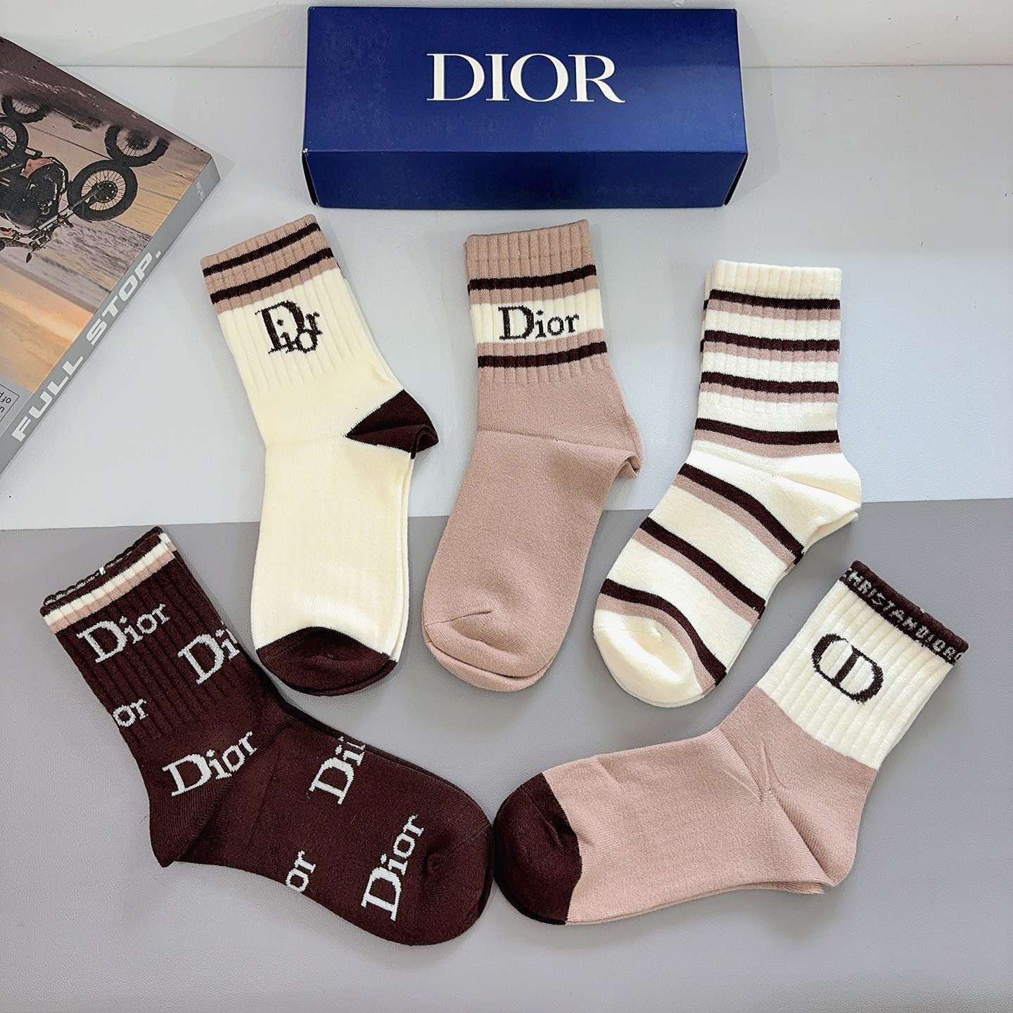 配包装（一盒5双）Dior 迪奥 新款字母兔绒中筒袜子！经典字母专柜同步袜子，超柔软材质大牌出街，潮人必