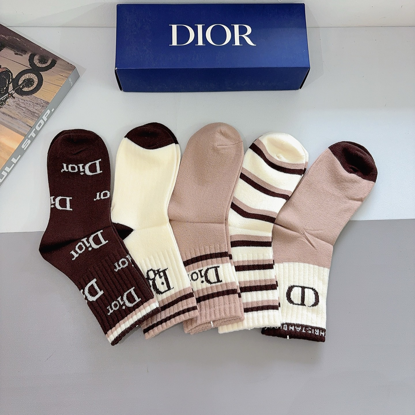 配包装（一盒5双）Dior 迪奥 新款字母兔绒中筒袜子！经典字母专柜同步袜子，超柔软材质大牌出街，潮人必