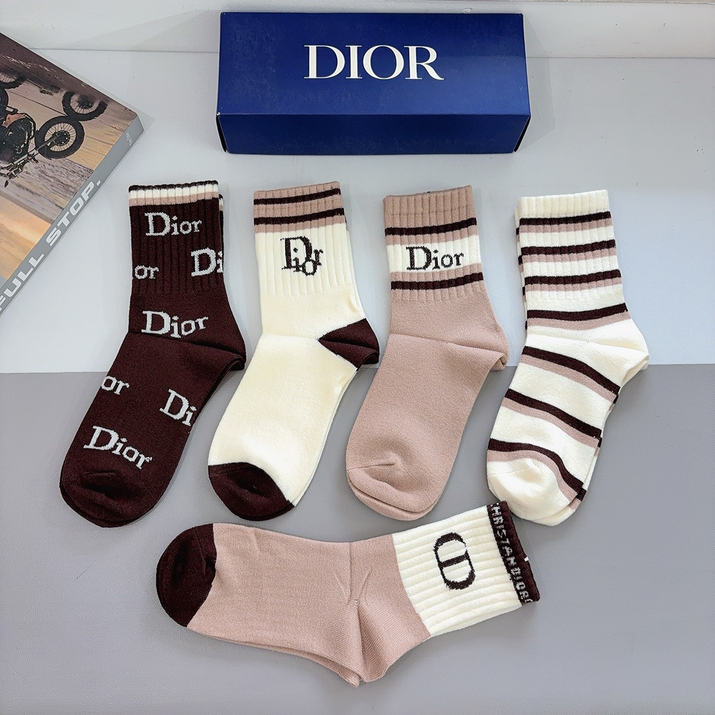 配包装（一盒5双）Dior 迪奥 新款字母兔绒中筒袜子！经典字母专柜同步袜子，超柔软材质大牌出街，潮人必