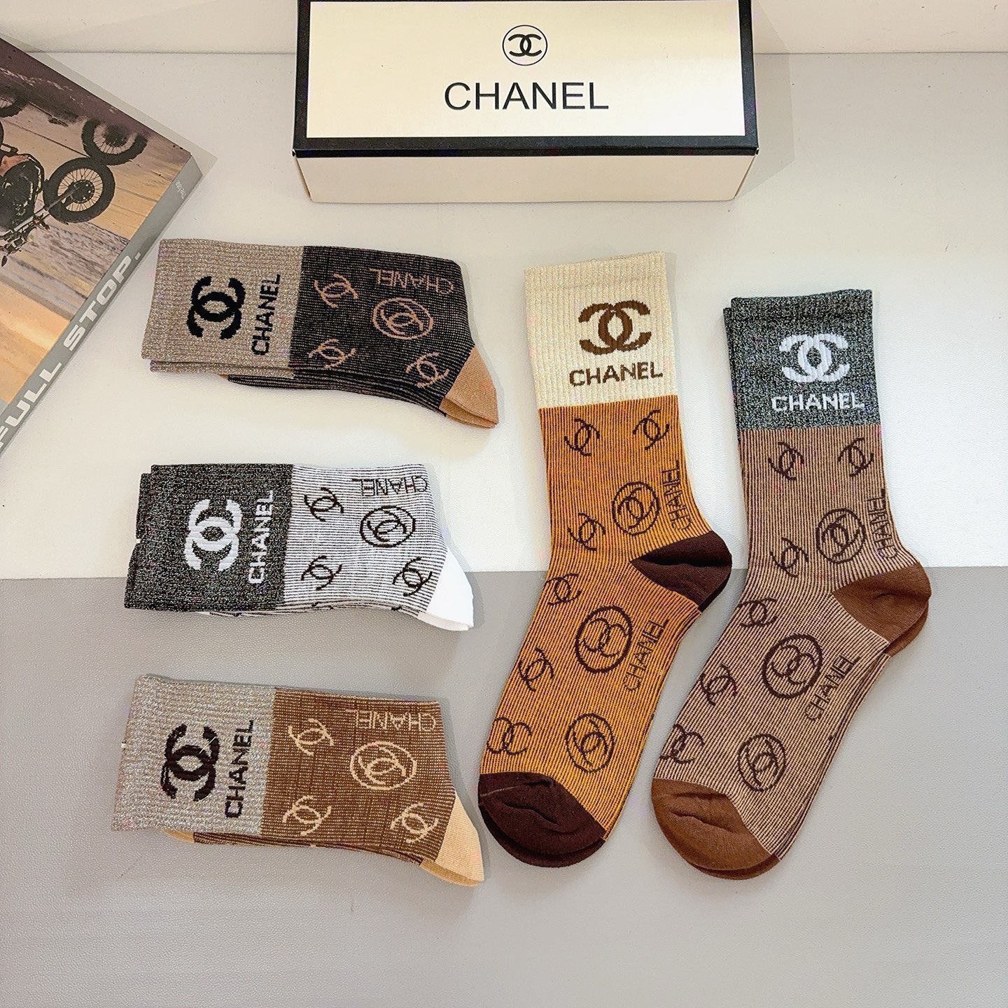 配包装（一盒5双）CHANEL 香奈儿经典长筒袜子❗️高版本纯棉材质柔软，秒杀市场普通货，经典的双C图案