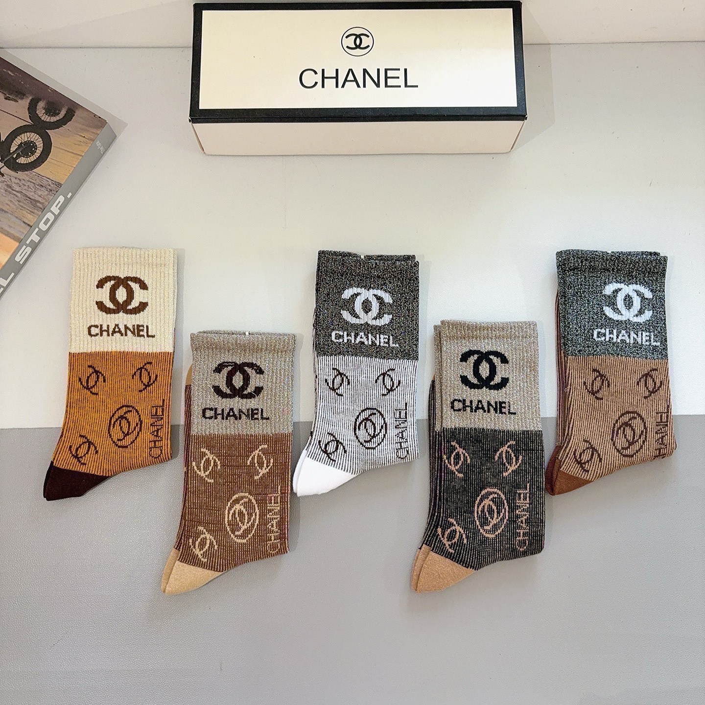 配包装（一盒5双）CHANEL 香奈儿经典长筒袜子❗️高版本纯棉材质柔软，秒杀市场普通货，经典的双C图案