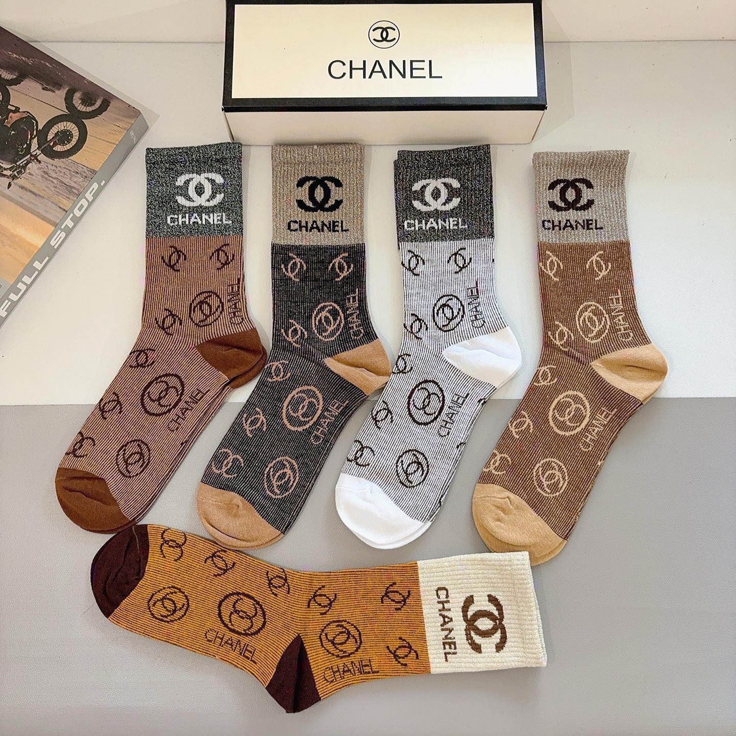 配包装（一盒5双）CHANEL 香奈儿经典长筒袜子❗️高版本纯棉材质柔软，秒杀市场普通货，经典的双C图案