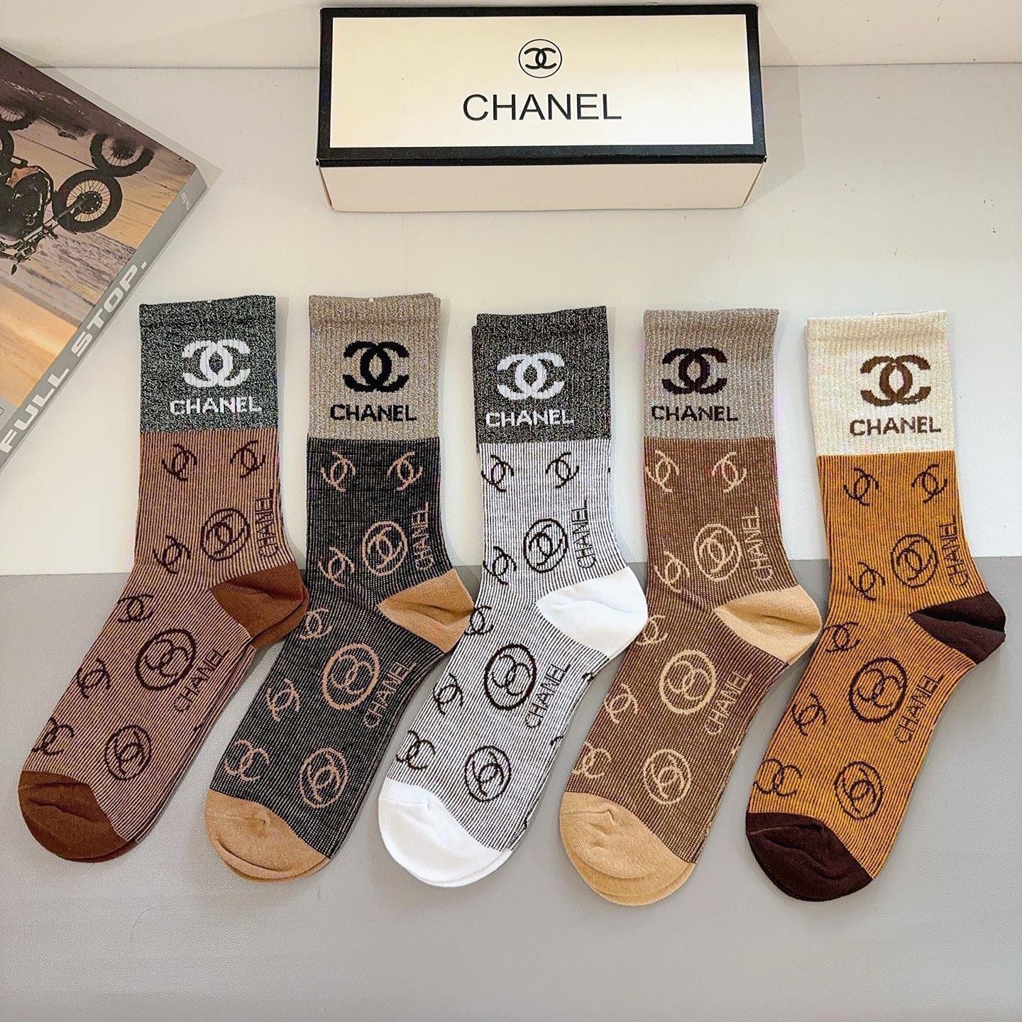 配包装（一盒5双）CHANEL 香奈儿经典长筒袜子❗️高版本纯棉材质柔软，秒杀市场普通货，经典的双C图案