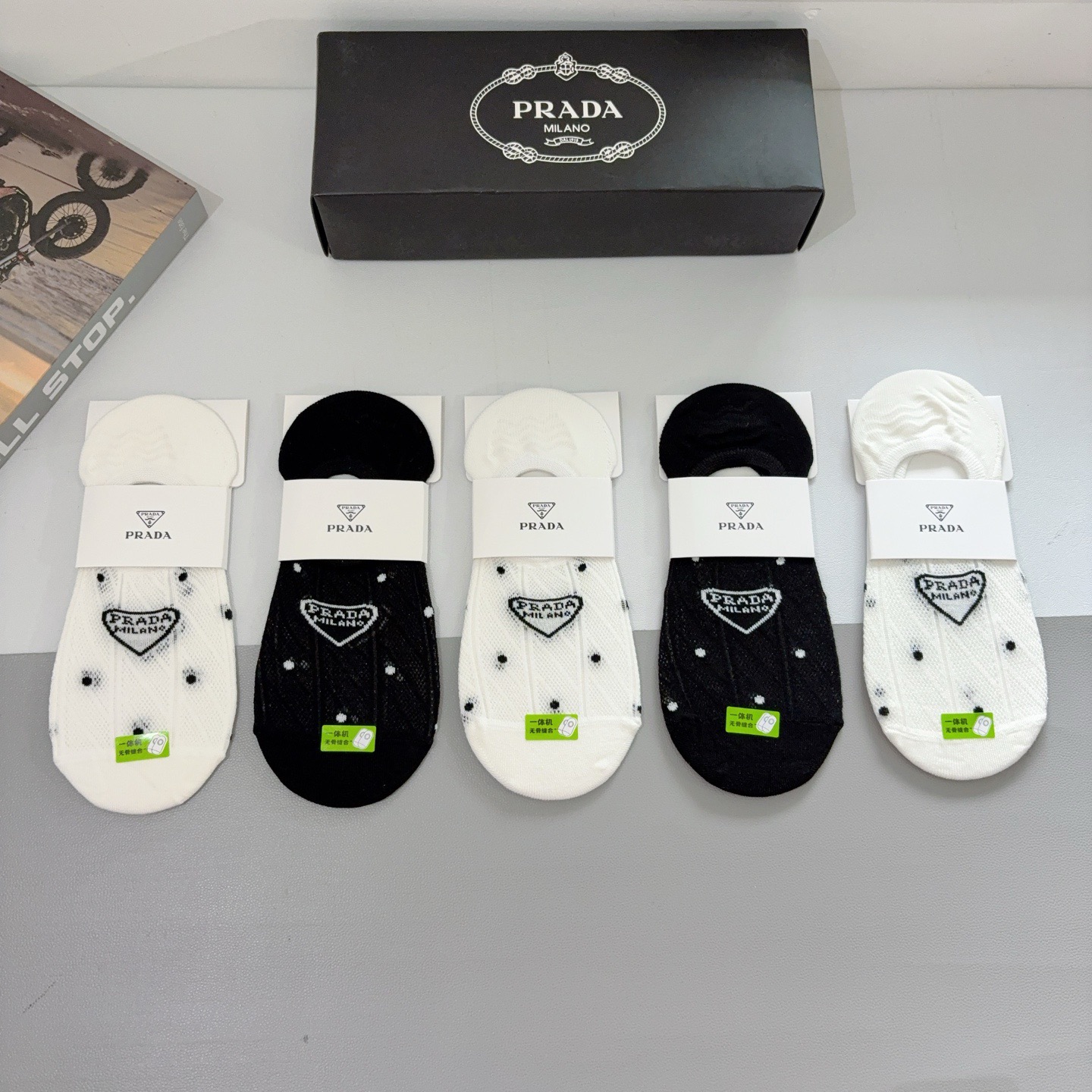 配包装（一盒5双） PRADA 普拉达 新款船袜 竹棉面料，经典三角标logo 个性时尚百搭款，你值得拥
