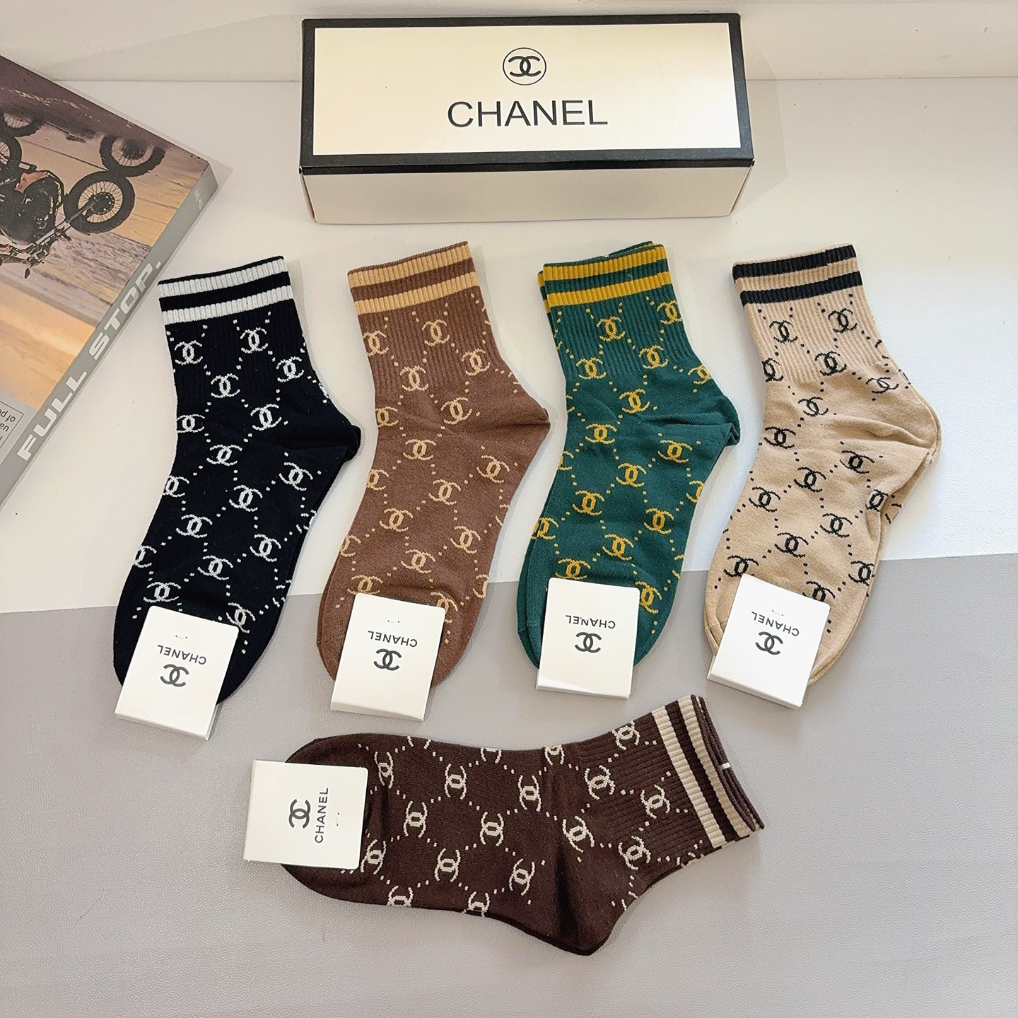 配包装（一盒5双）CHANEL 香奈儿经典袜子❗️高版本纯棉材质柔软，秒杀市场普通货，经典的双C图案lo