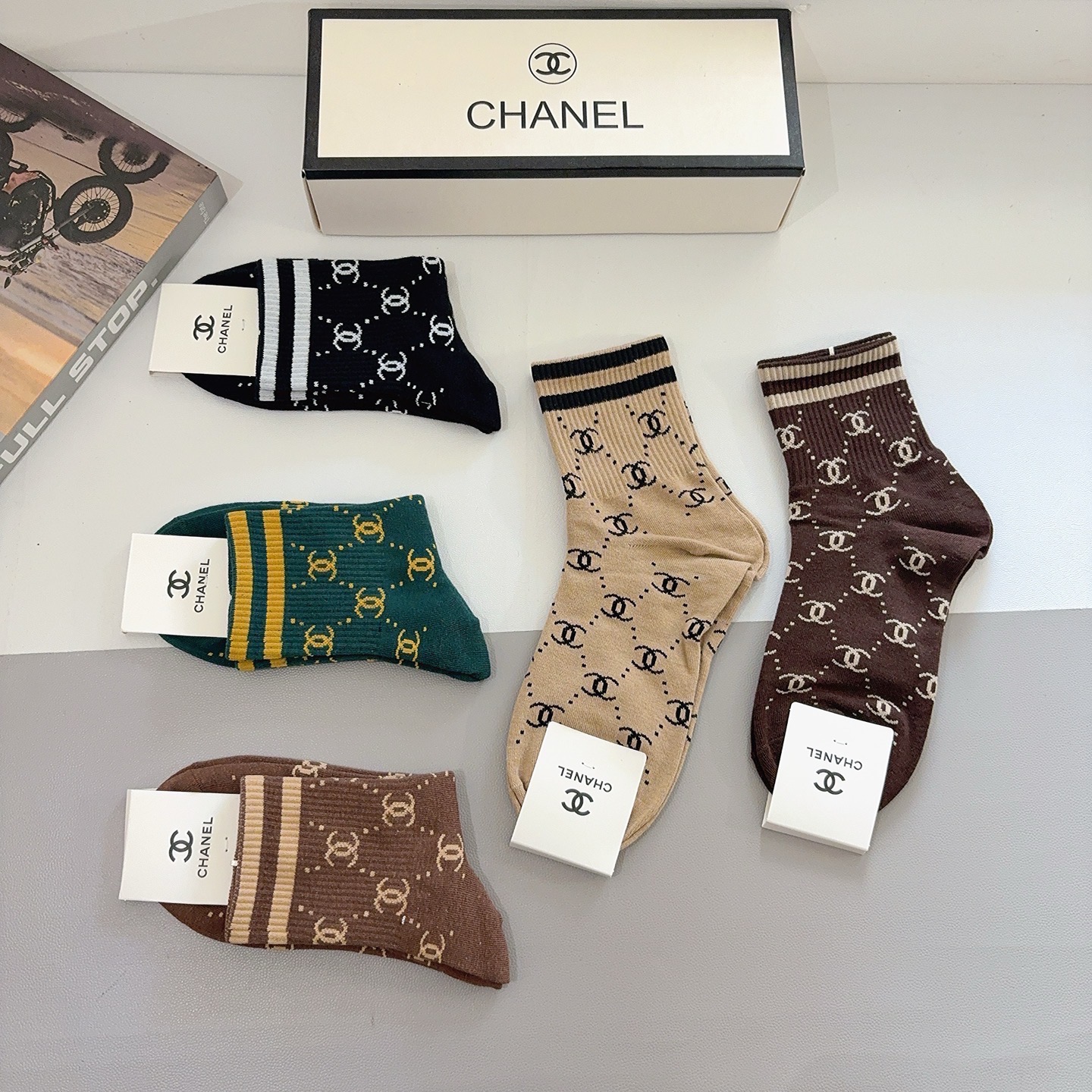 配包装（一盒5双）CHANEL 香奈儿经典袜子❗️高版本纯棉材质柔软，秒杀市场普通货，经典的双C图案lo