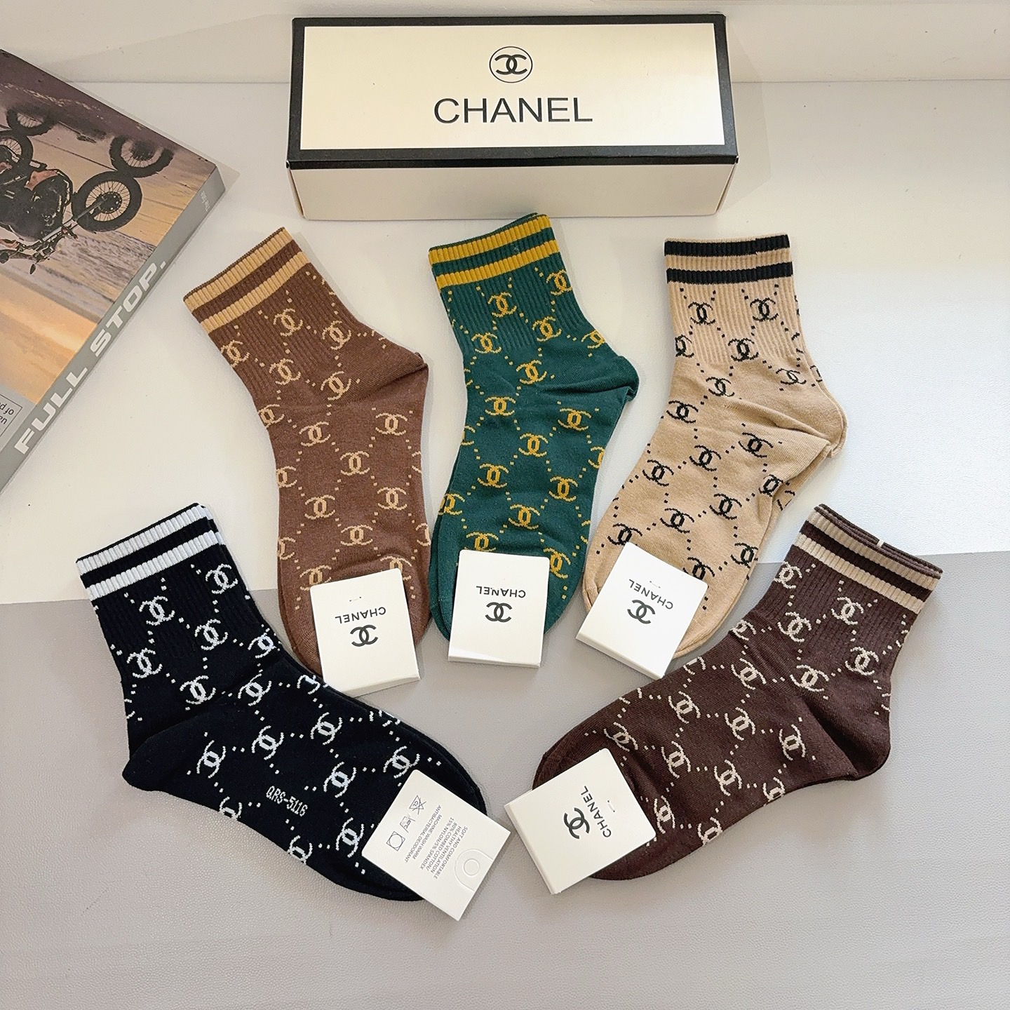 配包装（一盒5双）CHANEL 香奈儿经典袜子❗️高版本纯棉材质柔软，秒杀市场普通货，经典的双C图案lo