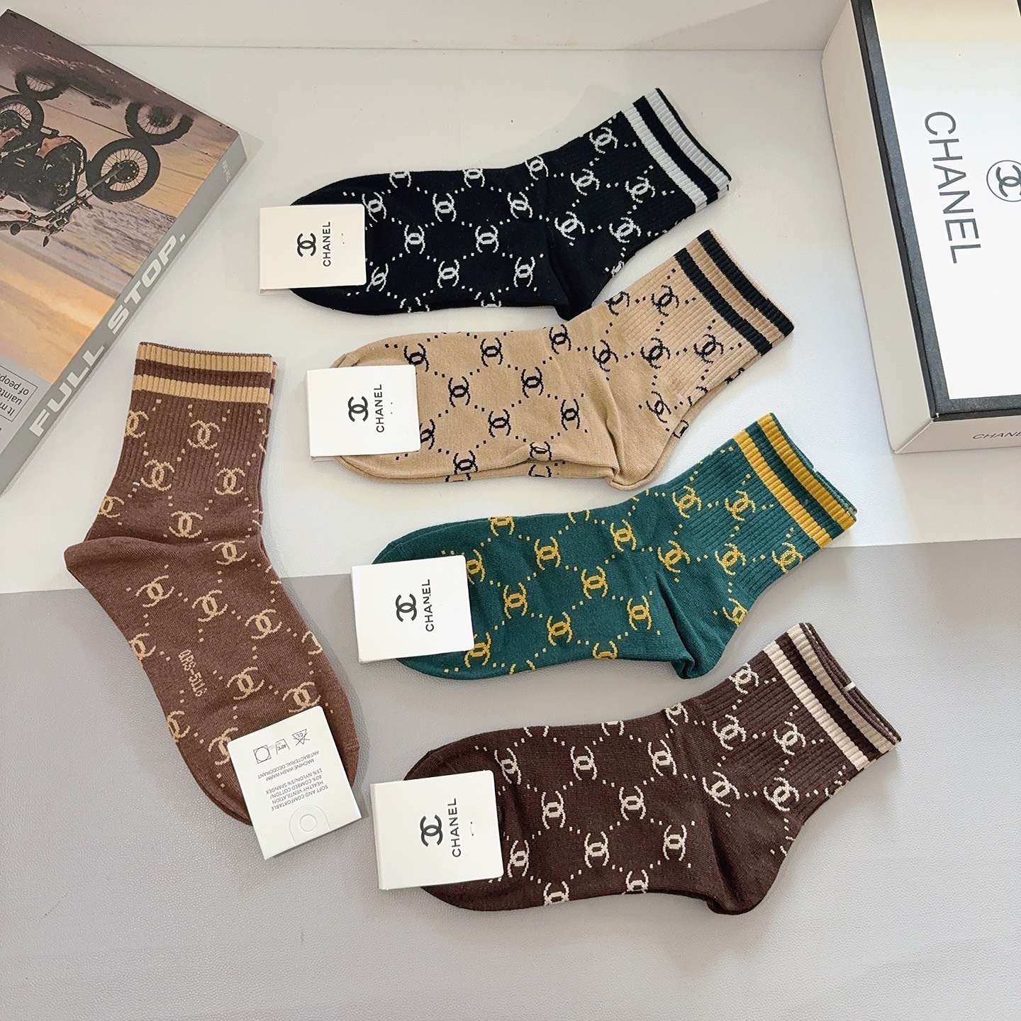 配包装（一盒5双）CHANEL 香奈儿经典袜子❗️高版本纯棉材质柔软，秒杀市场普通货，经典的双C图案lo