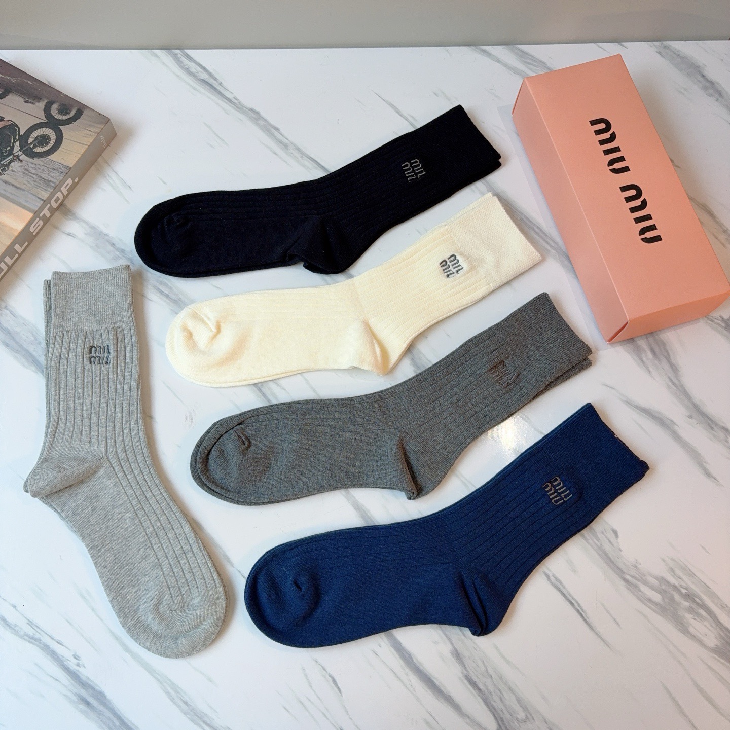 配包装 （一盒5双）MiuMiu（缪缪）新款羊绒刺绣中长款堆堆袜袜子！专柜同步长筒款袜子，💛大牌出街，潮