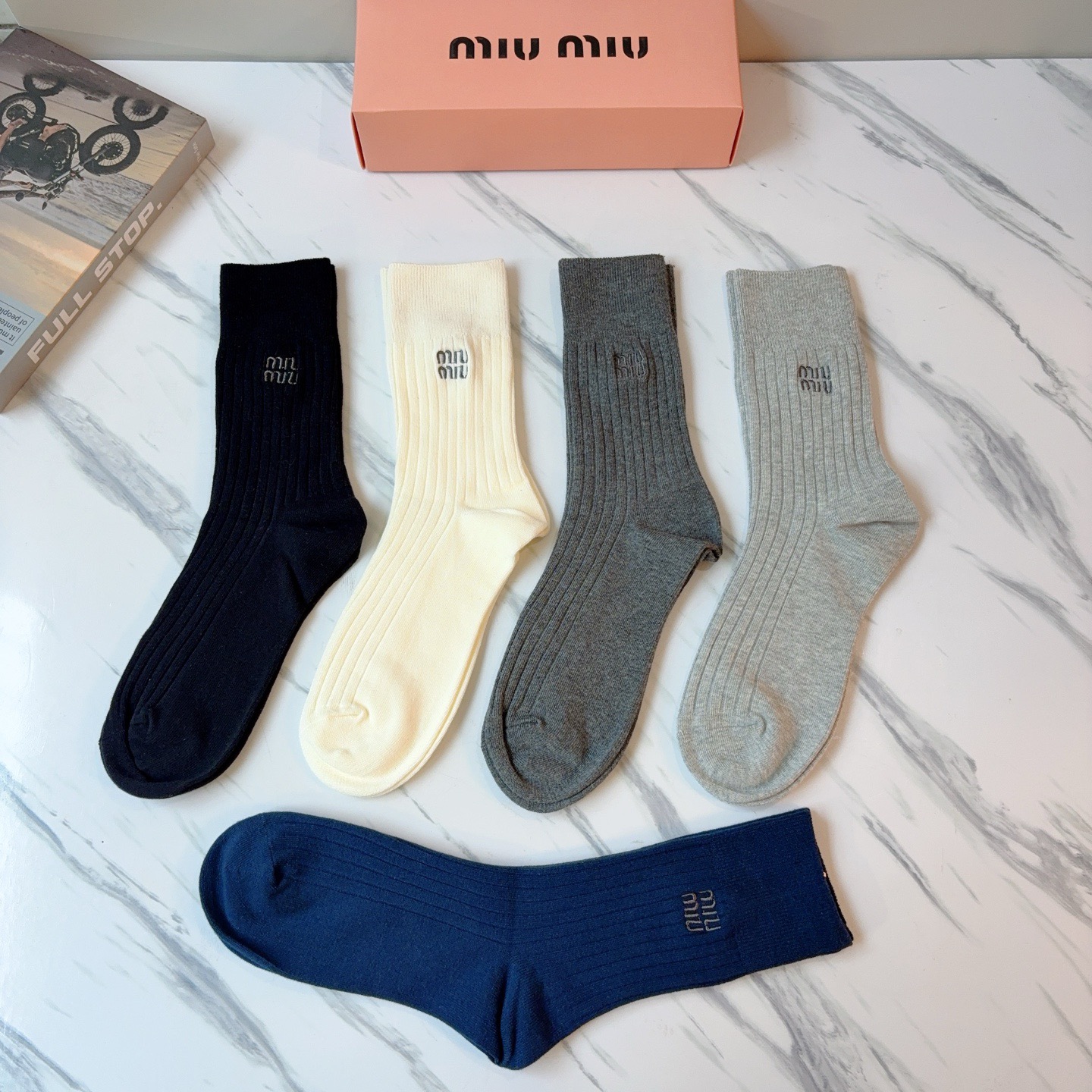 配包装 （一盒5双）MiuMiu（缪缪）新款羊绒刺绣中长款堆堆袜袜子！专柜同步长筒款袜子，💛大牌出街，潮