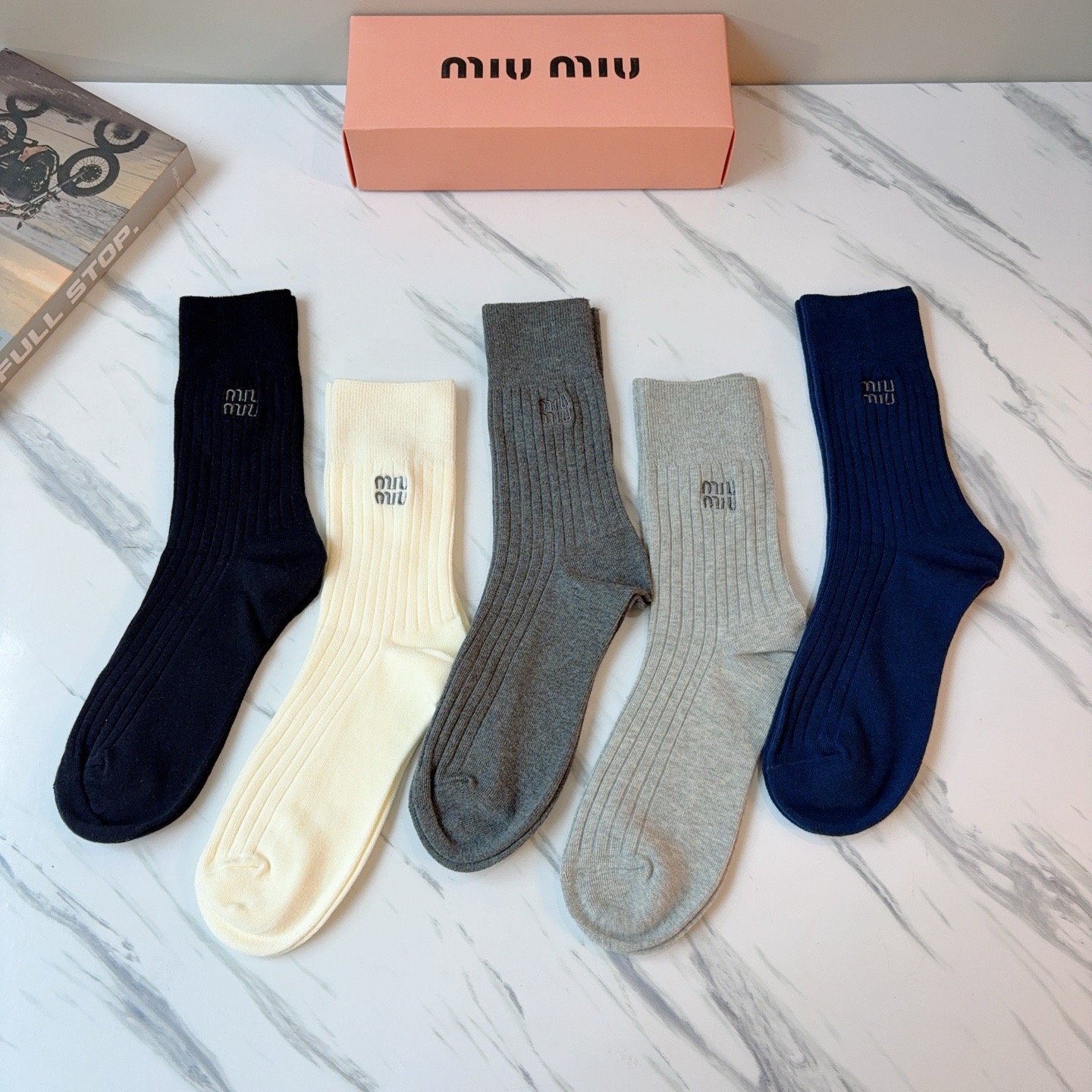 配包装 （一盒5双）MiuMiu（缪缪）新款羊绒刺绣中长款堆堆袜袜子！专柜同步长筒款袜子，💛大牌出街，潮