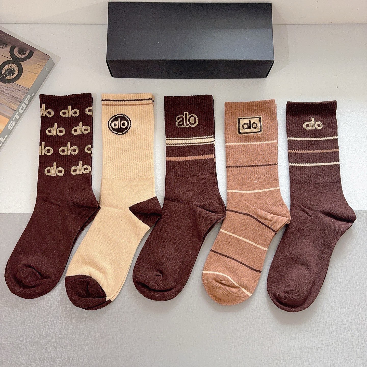 配包装（一盒5双） alo 新款潮牌中筒男款袜子，纯棉面料，潮人必备 ，个性时尚百搭款，你值得拥有哦💗