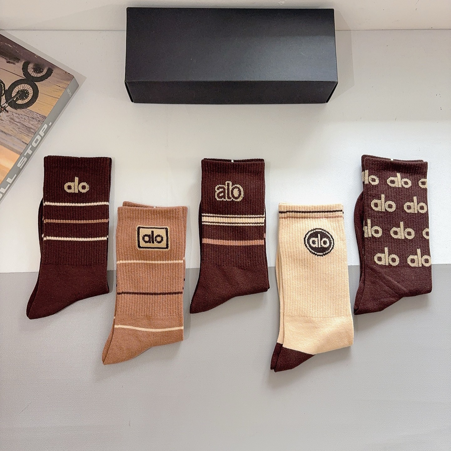 配包装（一盒5双） alo 新款潮牌中筒男款袜子，纯棉面料，潮人必备 ，个性时尚百搭款，你值得拥有哦💗