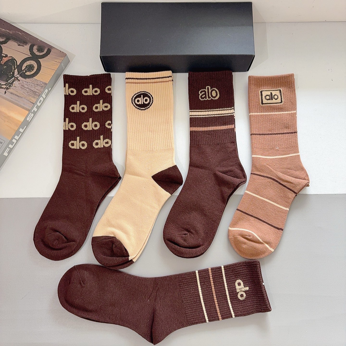 配包装（一盒5双） alo 新款潮牌中筒男款袜子，纯棉面料，潮人必备 ，个性时尚百搭款，你值得拥有哦💗