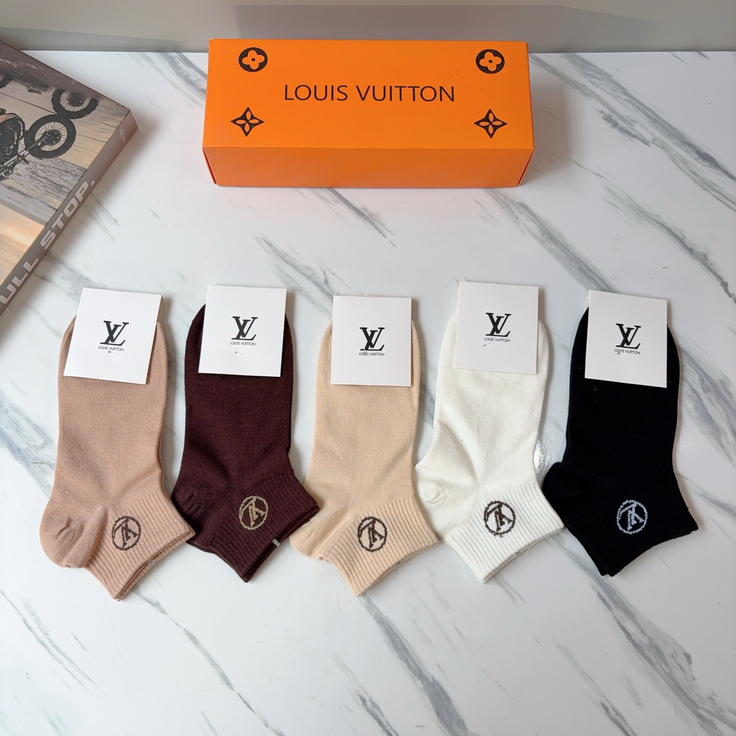 配包装（一盒5双） 🌟 LV 路易威登 超火爆小单品，纯棉面料，潮人必备 爆款，经典字母logo短筒袜，