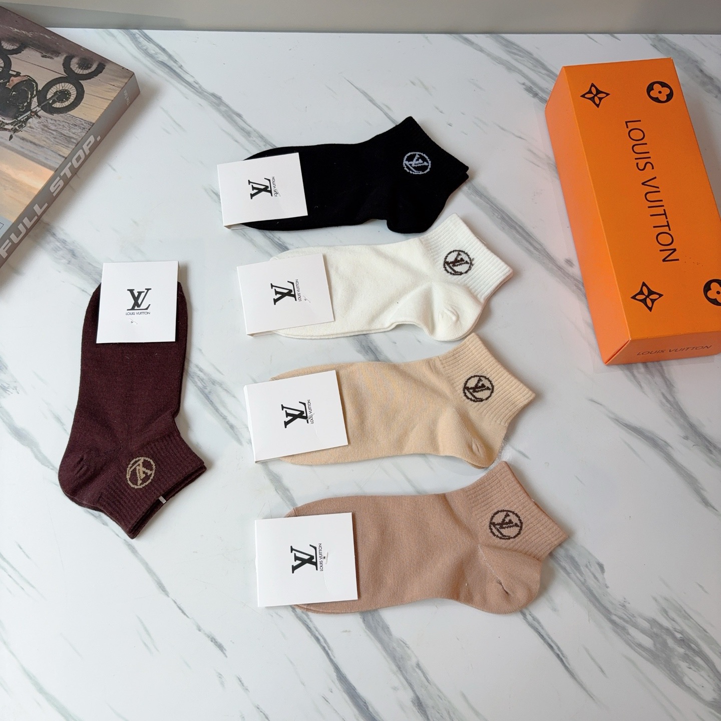 配包装（一盒5双） 🌟 LV 路易威登 超火爆小单品，纯棉面料，潮人必备 爆款，经典字母logo短筒袜，