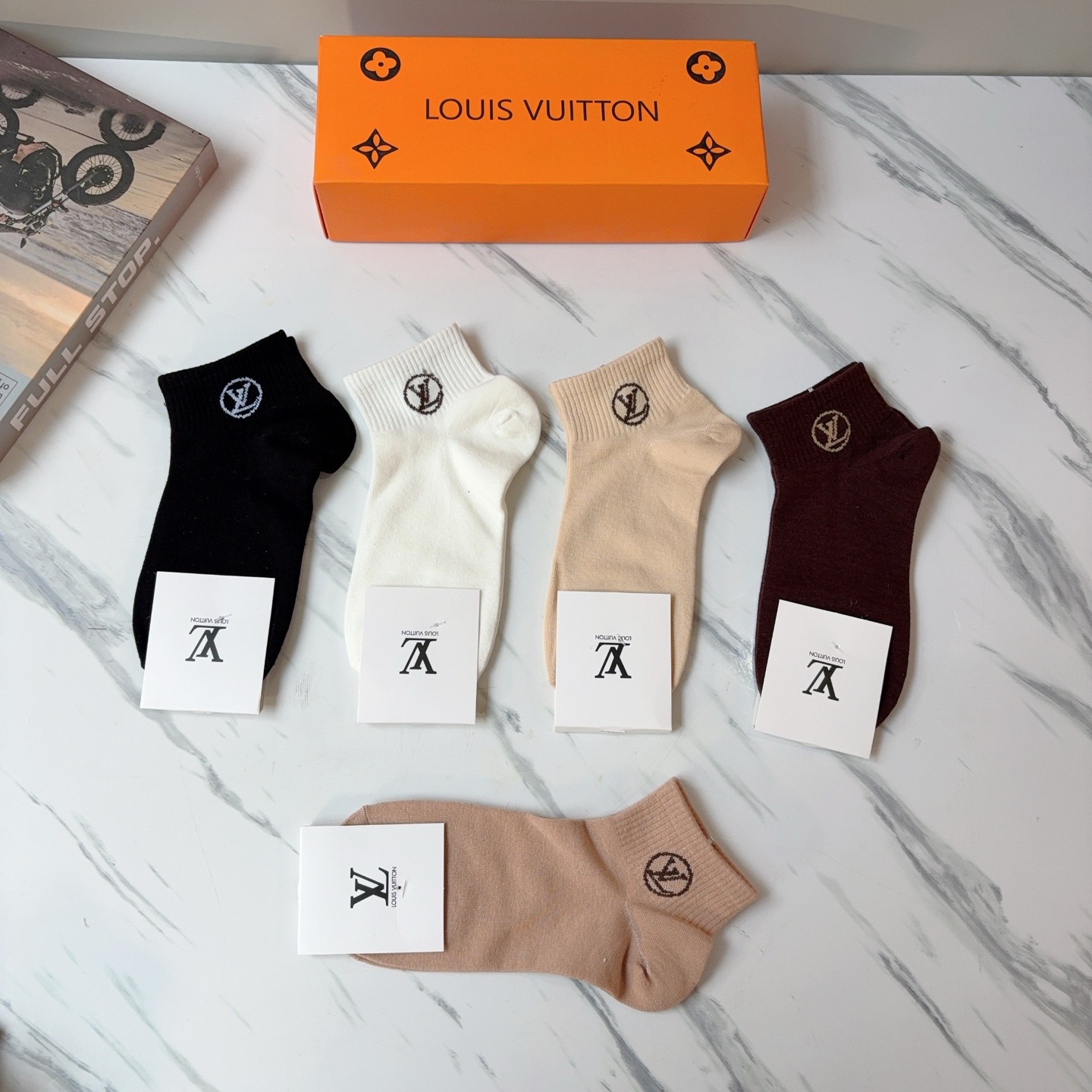 配包装（一盒5双） 🌟 LV 路易威登 超火爆小单品，纯棉面料，潮人必备 爆款，经典字母logo短筒袜，