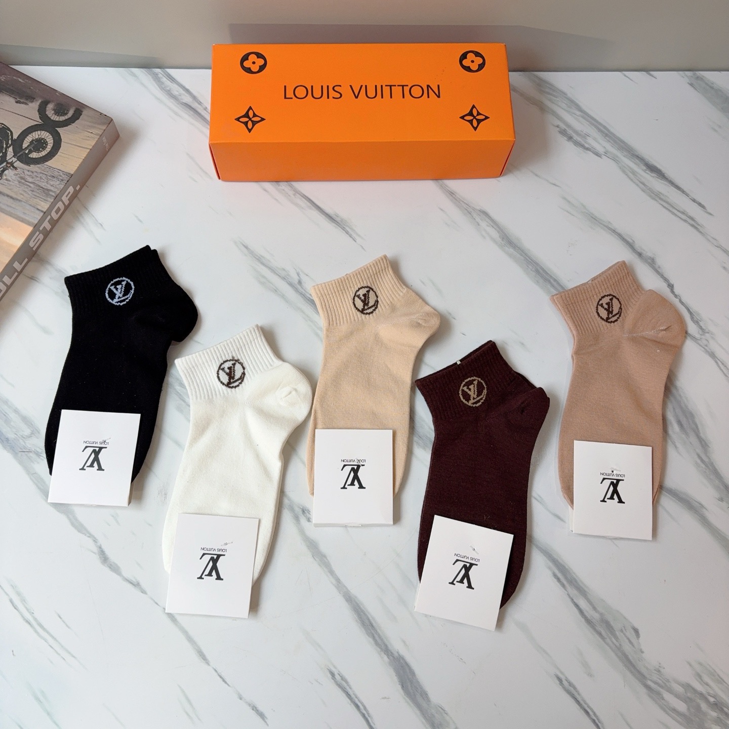 配包装（一盒5双） 🌟 LV 路易威登 超火爆小单品，纯棉面料，潮人必备 爆款，经典字母logo短筒袜，