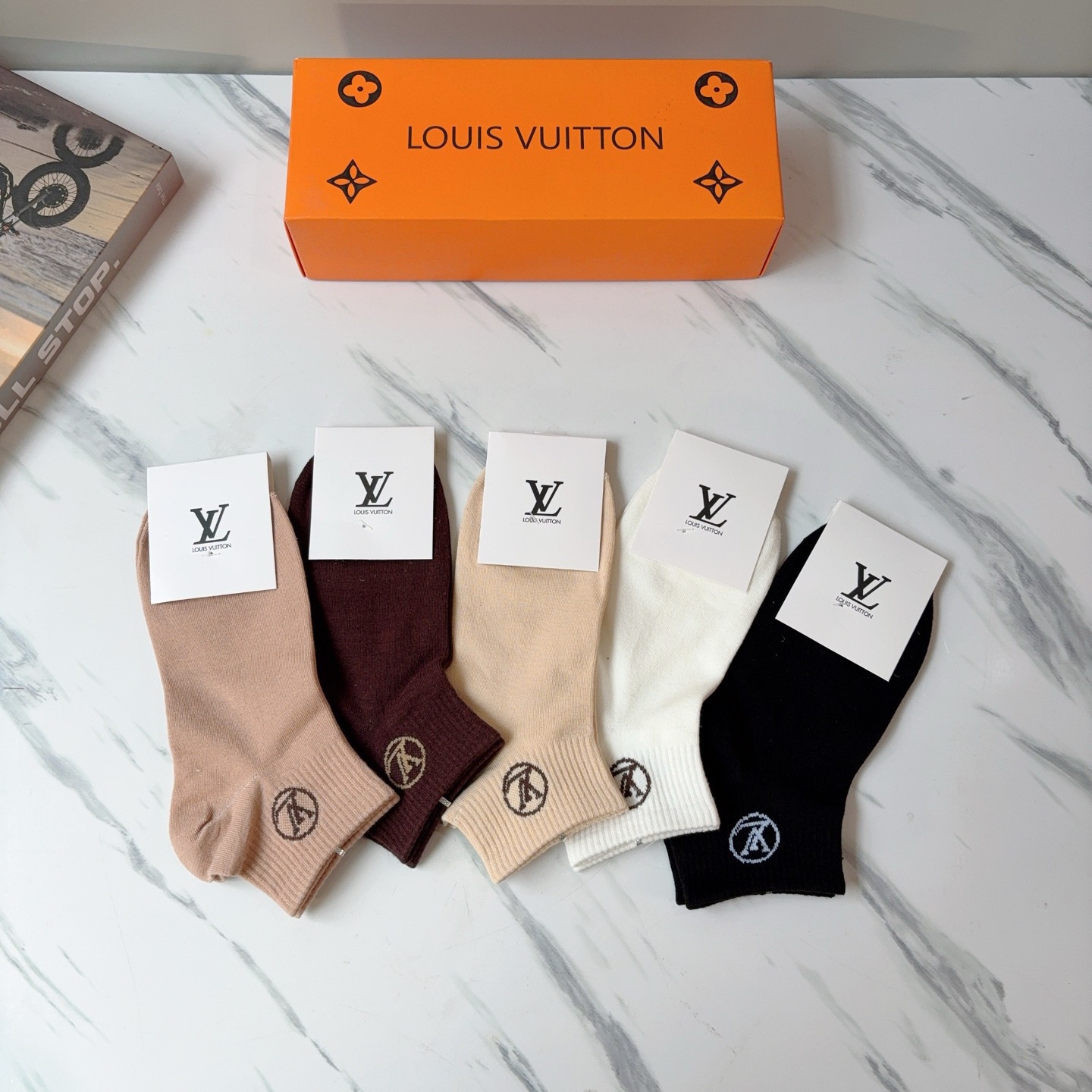 配包装（一盒5双） 🌟 LV 路易威登 超火爆小单品，纯棉面料，潮人必备 爆款，经典字母logo短筒袜，