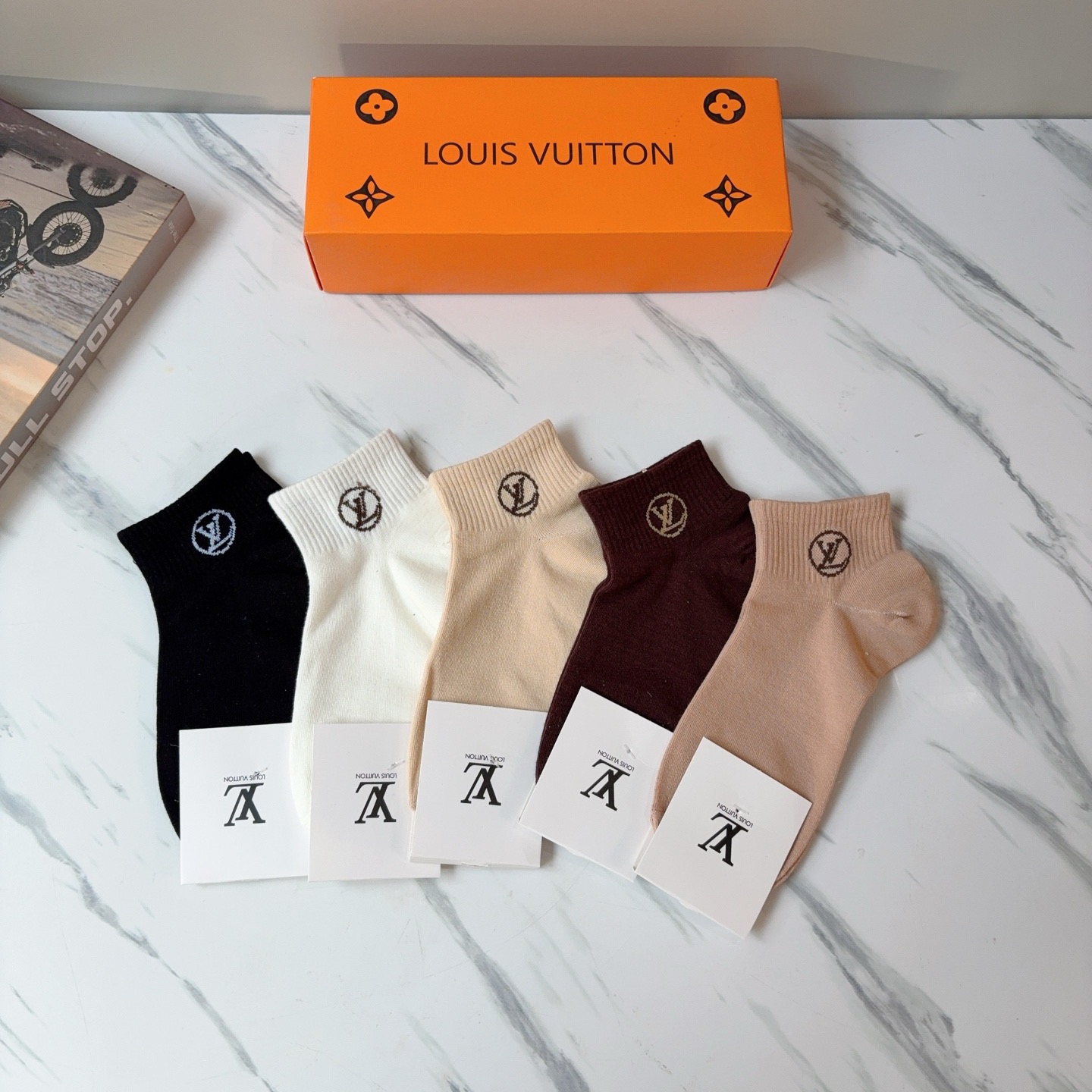 配包装（一盒5双） 🌟 LV 路易威登 超火爆小单品，纯棉面料，潮人必备 爆款，经典字母logo短筒袜，